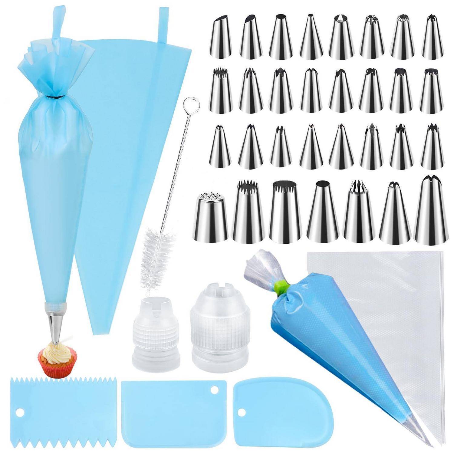 Kuchendekorations-Set mit blauen Spritzbeuteln, Metallspritztüllen, Adapter, Pinsel und Spachtelkarten zum Verzieren von Backwaren.