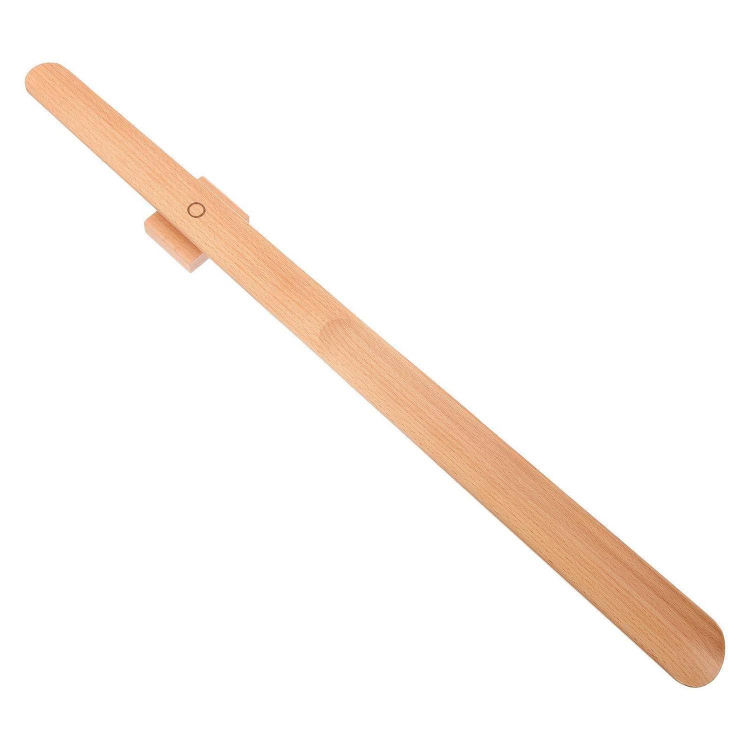 Holzkleiderbügel mit einem einfachen, flachen Design auf weißem Hintergrund, diagonal dargestellt.