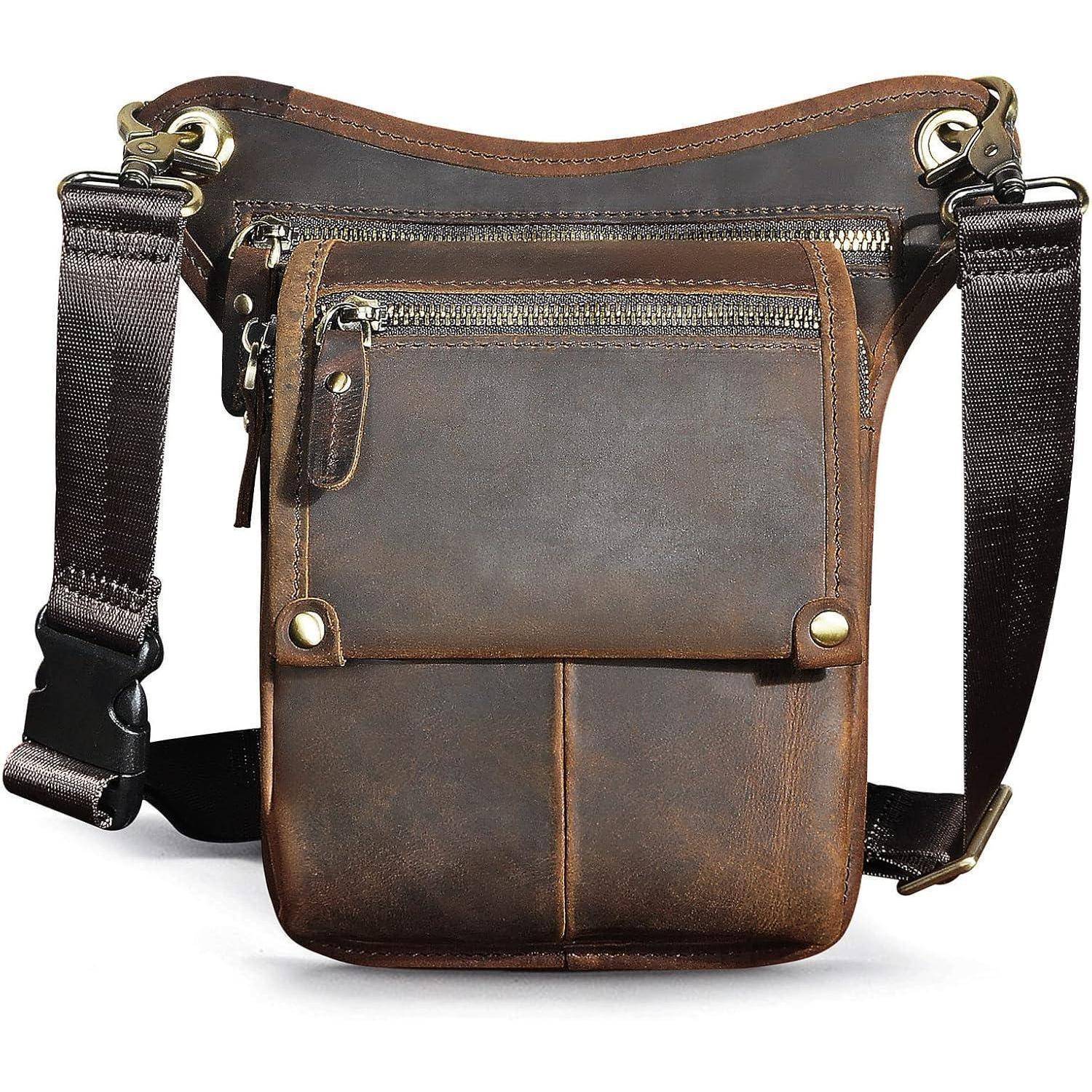 Braune Ledertasche zum Umhängen mit frontseitiger Reißverschlusstasche und verstellbarem schwarzem Riemen auf weißem Hintergrund.
