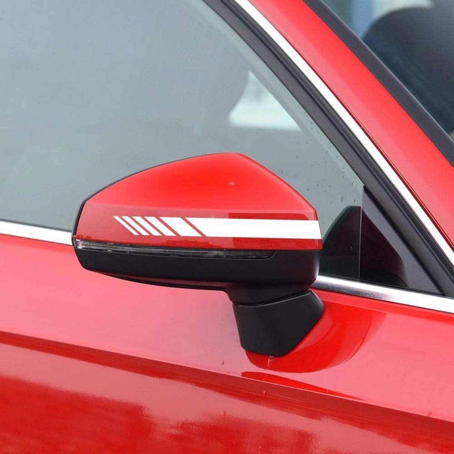 Nahaufnahme des Seitenspiegels eines roten Autos mit weißen Rennstreifen neben dem Fenster.