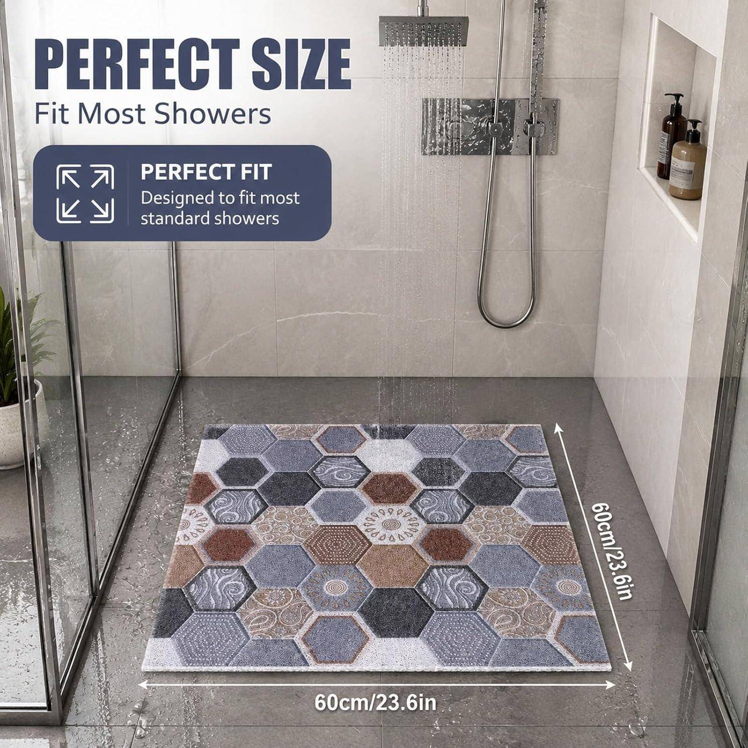 Werbebild einer Duschmatte mit Sechseckmuster in einer begehbaren Dusche, mit der Bezeichnung „Perfekte Größe" und 60 cm/23,6 Zoll Quadrat, entwickelt um in die meisten Duschen zu passen.