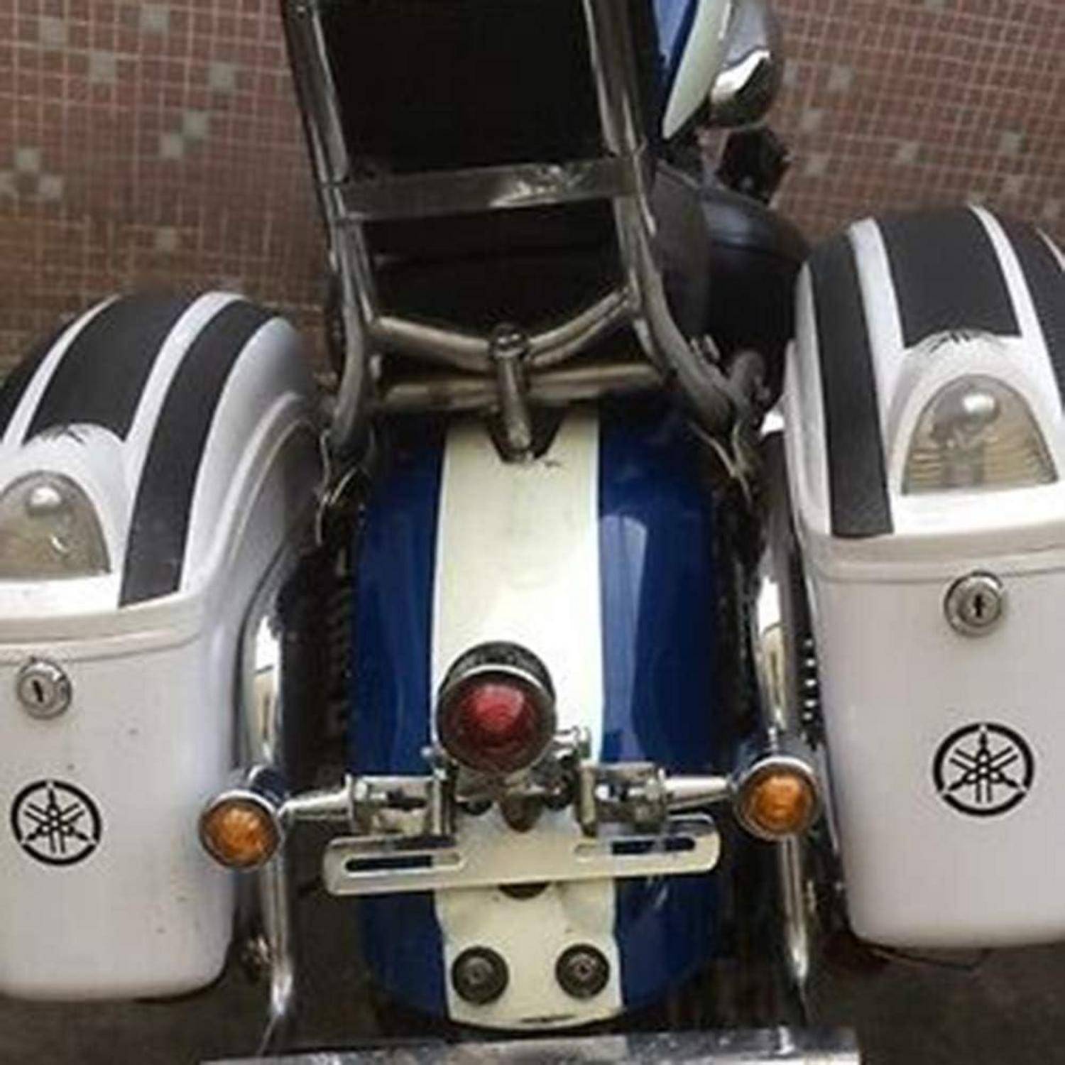 Rückansicht eines Motorrads mit blau-weißer Verkleidung, verchromtem Gepäckträger, doppelten Seitenkoffern und rotem Rücklicht.