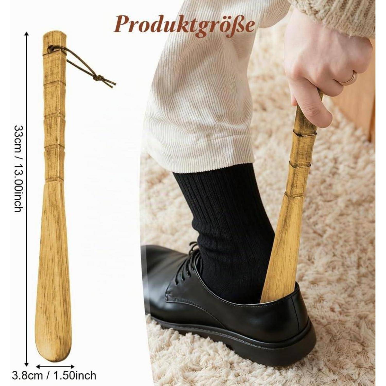 Produktgrößenbild mit einem Schuhlöffel aus Holz, 33 cm lang und 3,8 cm breit, der beim Anziehen eines schwarzen Schuhs hilft.