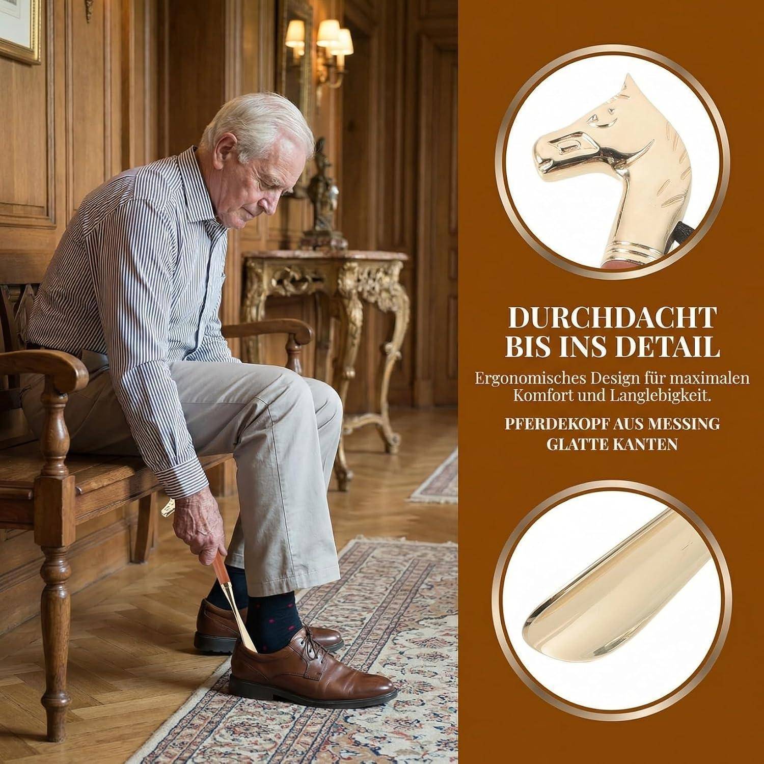 Ein älterer Mann, der auf einem Holzstuhl sitzt, stellt einen Schuhlöffel zurecht, während er seinen Schuh anzieht; eine Anzeigentafel hebt das ergonomische Design mit einem Messingpferdekopfgriff und glatten Kanten hervor.