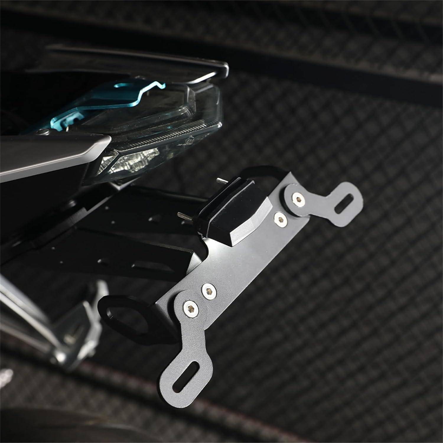 Nahaufnahme eines Motorrad-Hinterteils mit einer Metallhalterung für das Kennzeichen oder eines Befestigungsarms, der sich von der hinteren Baugruppe erstreckt.