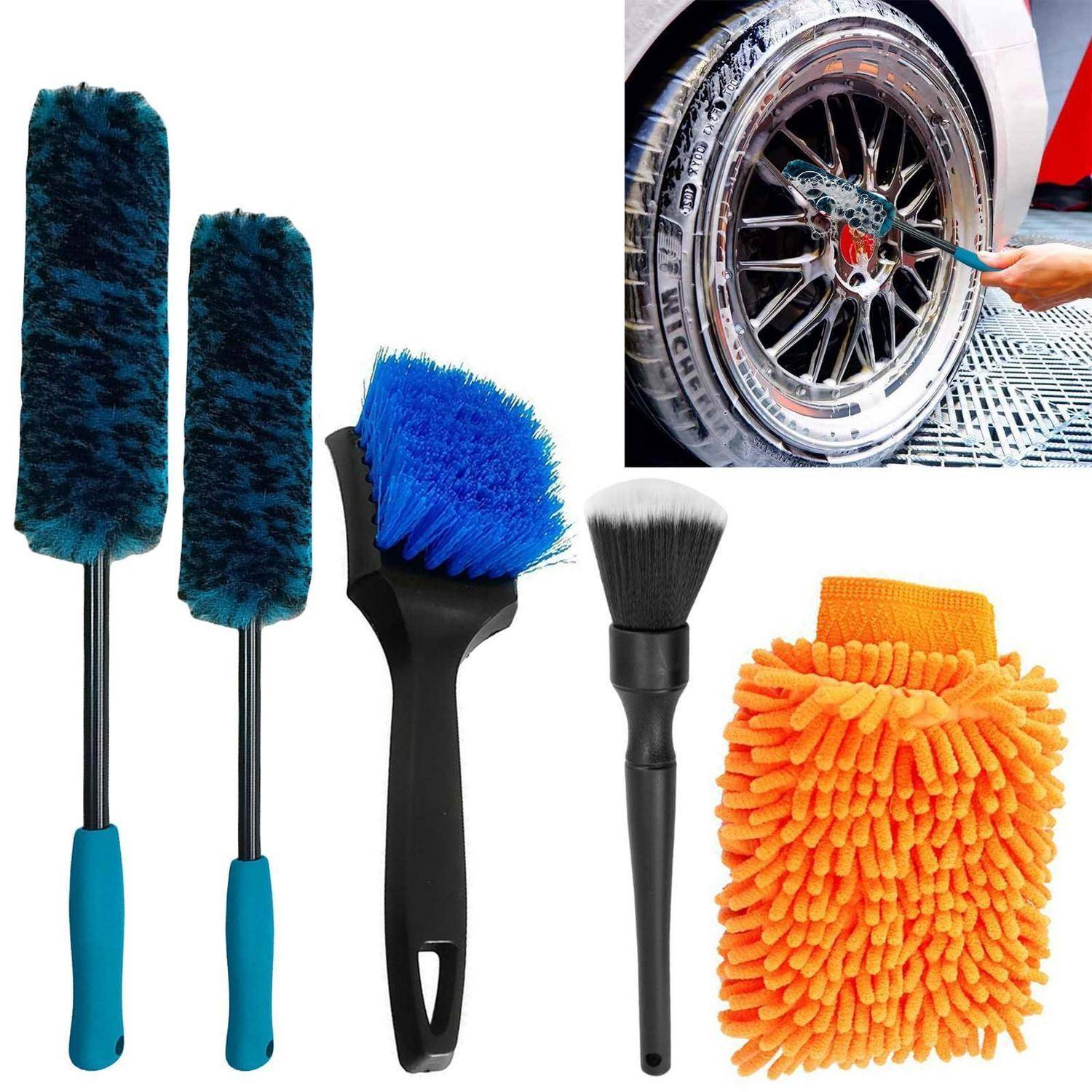 Satz von Autopflege-Reinigungswerkzeugen: zwei lange Radbürsten, eine Bürste mit blauen Borsten, eine kleine Bürste und ein orangefarbener Mikrofaser-Waschhandschuh; die Einfügung zeigt eine Hand, die ein Autorad reinigt.