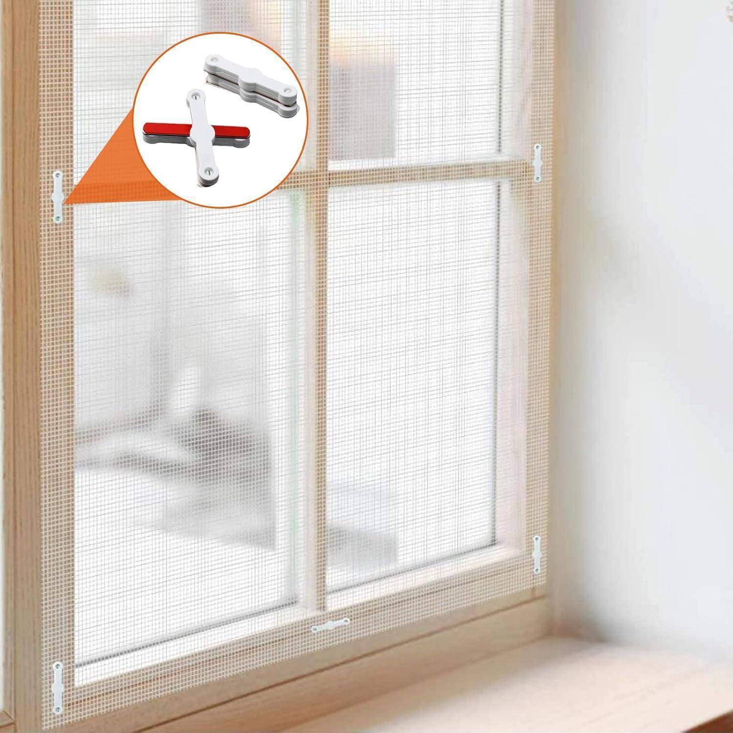 Insektenschutzgitter am Fenster, das mit mehreren Eckclips an einem Holzrahmen befestigt ist, gezeigt in der Nähe eines hellen Innenfensters.