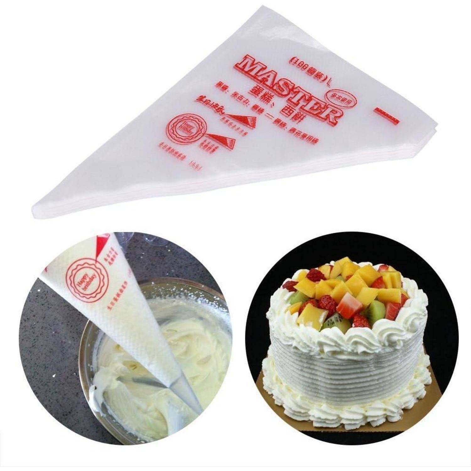 Plastik-Einweg-Spritzbeutel zum Verzieren von Kuchen, gezeigt mit Buttercreme, die in den Beutel gespritzt wird, und einem fertigen mit Früchten bestrichenen Kuchen.