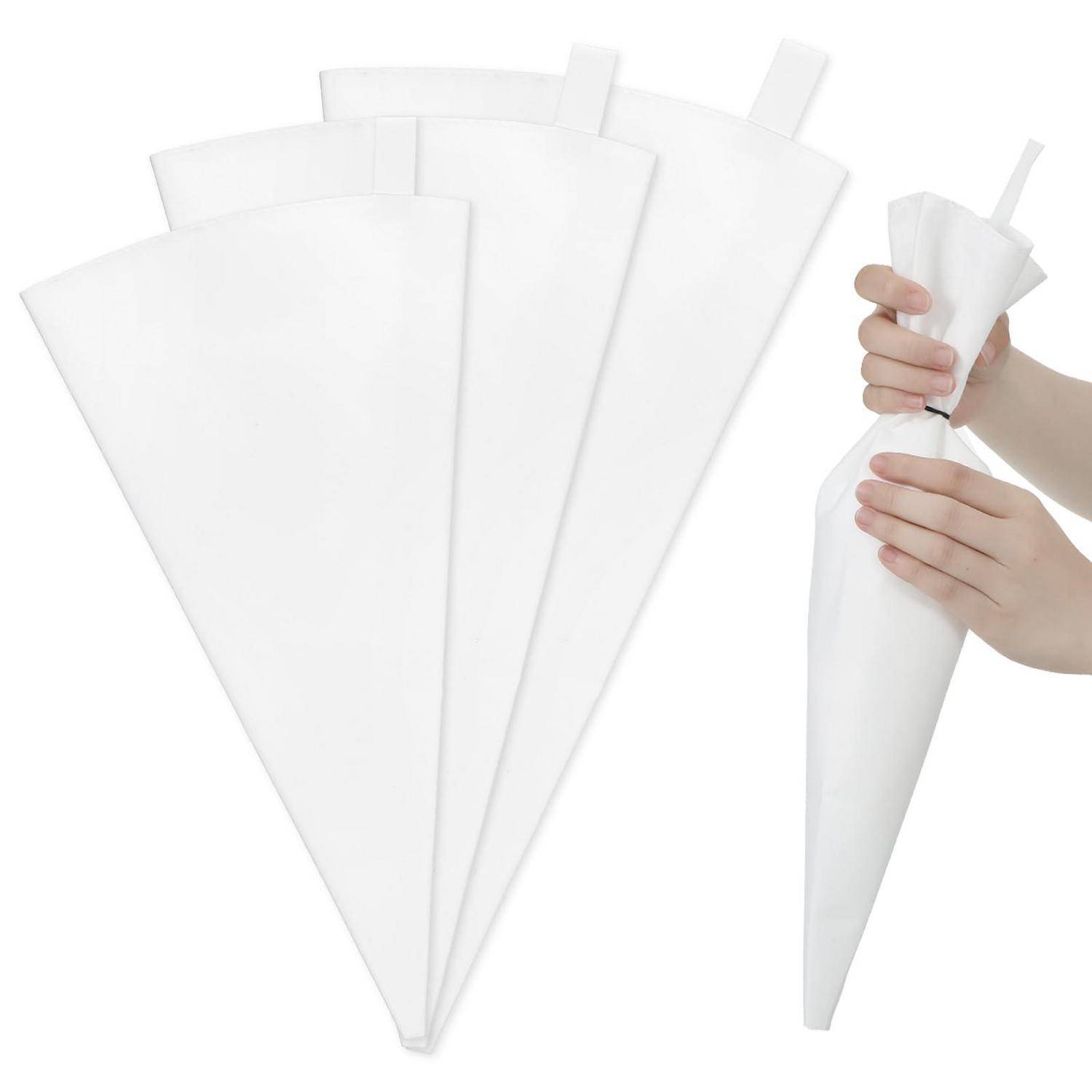 Hände rollen eine weiße Papierspritzbeutel-Tüte, mit mehreren ungenutzten kegelförmigen Papiertüten, die dahinter auf weißem Hintergrund angeordnet sind.