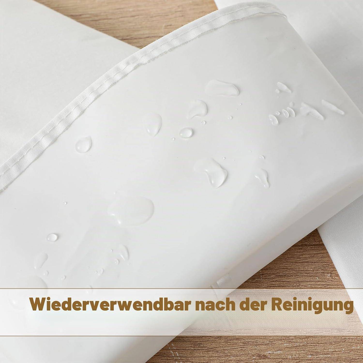 Nahaufnahme eines weißen wiederverwendbaren Pads oder Beutels mit Wassertropfen, beschriftet auf Deutsch „Wiederverwendbar nach der Reinigung