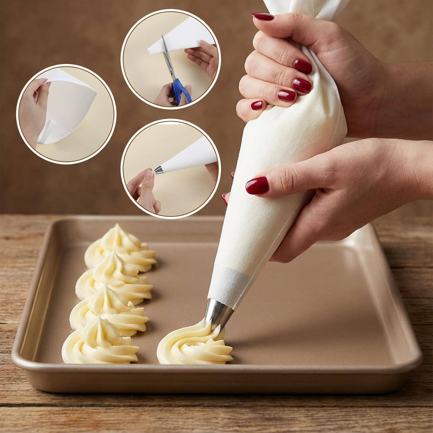 Hände spritzen Buttercreme-Wirbel auf ein Backblech, mit eingeblendeten Schritten zum Herstellen eines Spritzbeutels aus Backpapier.
