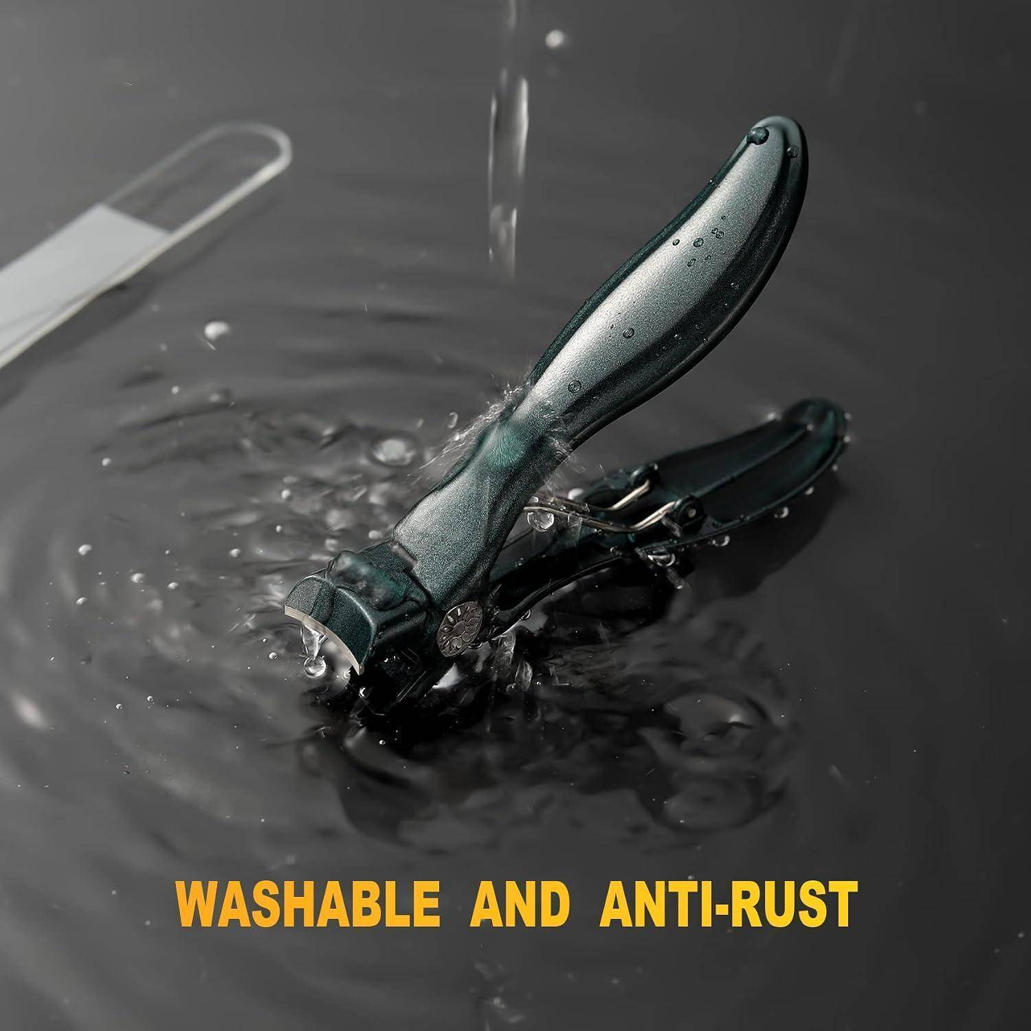 Schwarzer Metall-Nagelknipser, der ins Wasser spritzt, mit der Beschriftung „WASCHBAR UND ROSTFREI", was zeigt, dass er wasserbeständig und rostgeschützt ist.