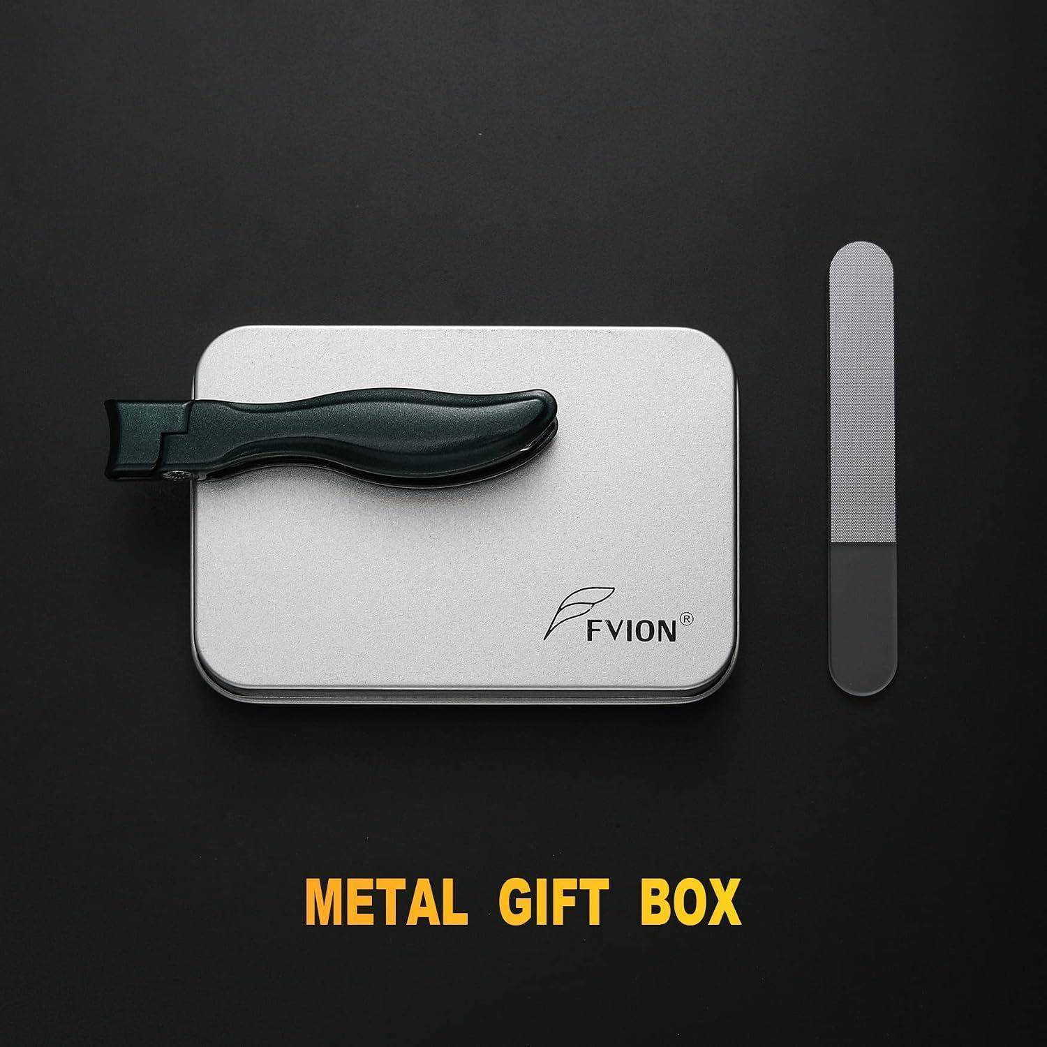 Silberne Metallgeschenkbox mit schwarzem Griff und passendem rechteckigem Zubehör auf dunklem Hintergrund; der Text lautet „METAL GIFT BOX".