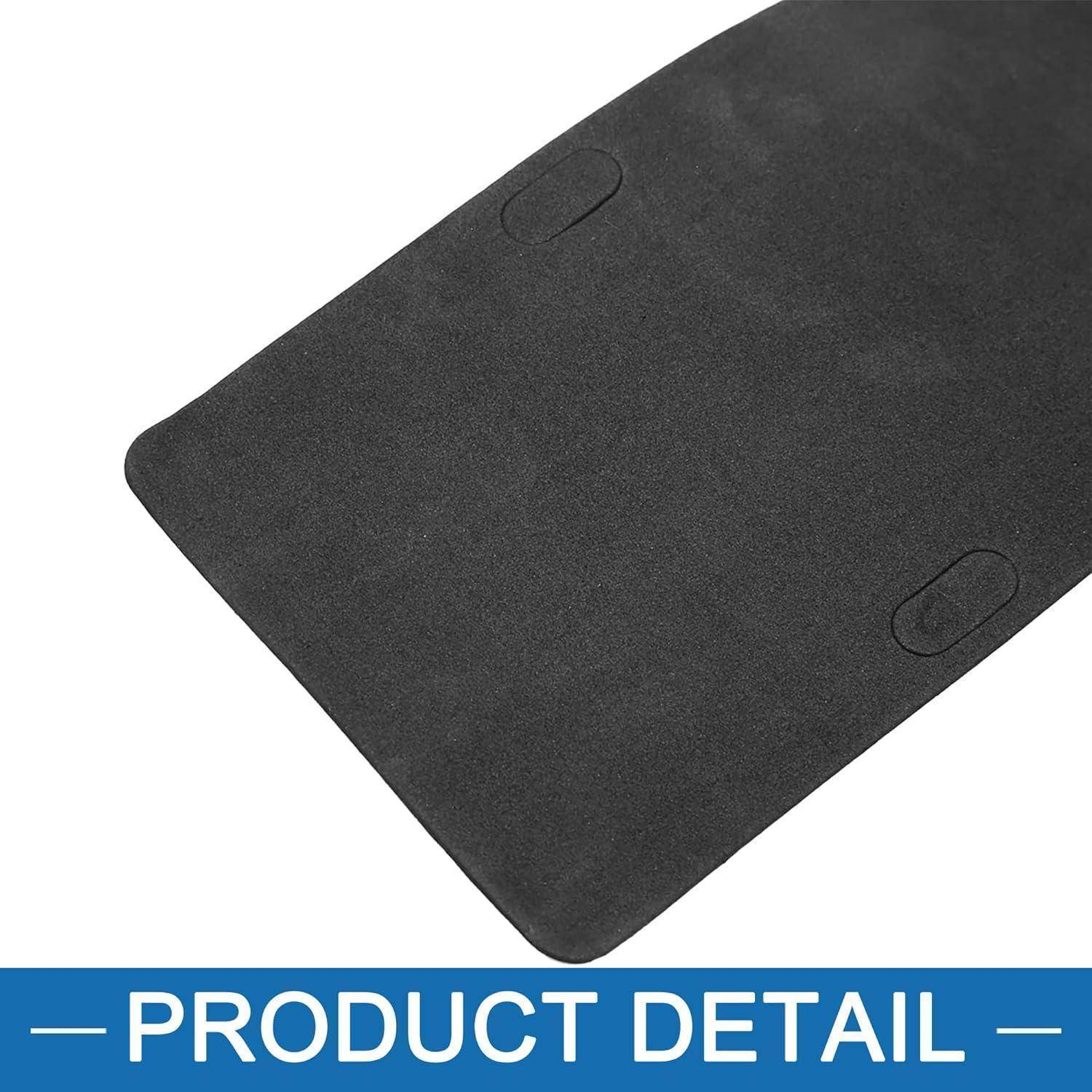 Schwarzes rechteckiges Mousepad mit abgerundeten Ecken und zwei kleinen ovalen Griffen auf der Oberfläche, gezeigt auf weißem Hintergrund mit dem Banner 