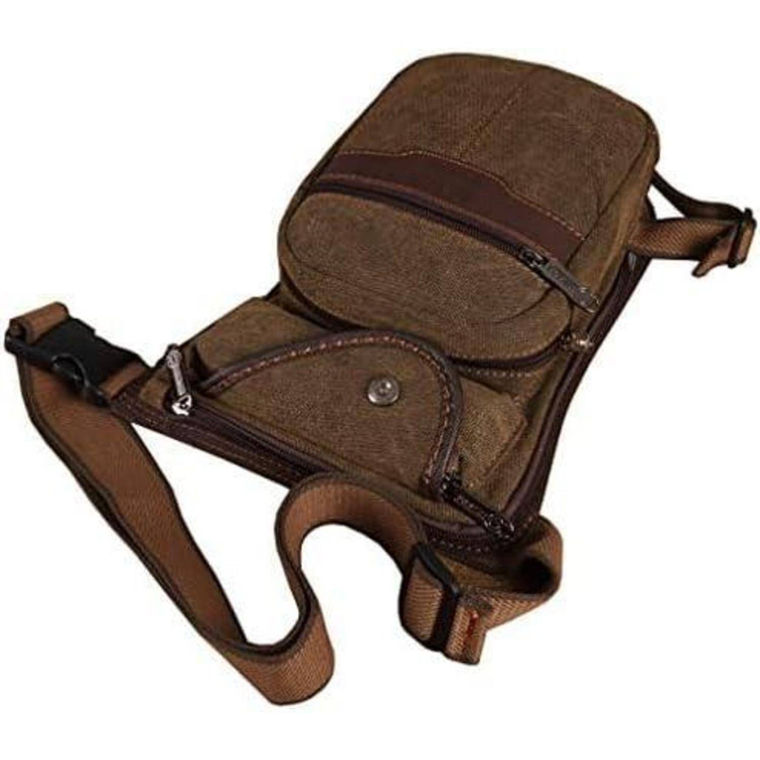 Braune Ledertasche zum Umhängen mit Reißverschlusstaschen und verstellbarem Schultergurt auf weißem Hintergrund.