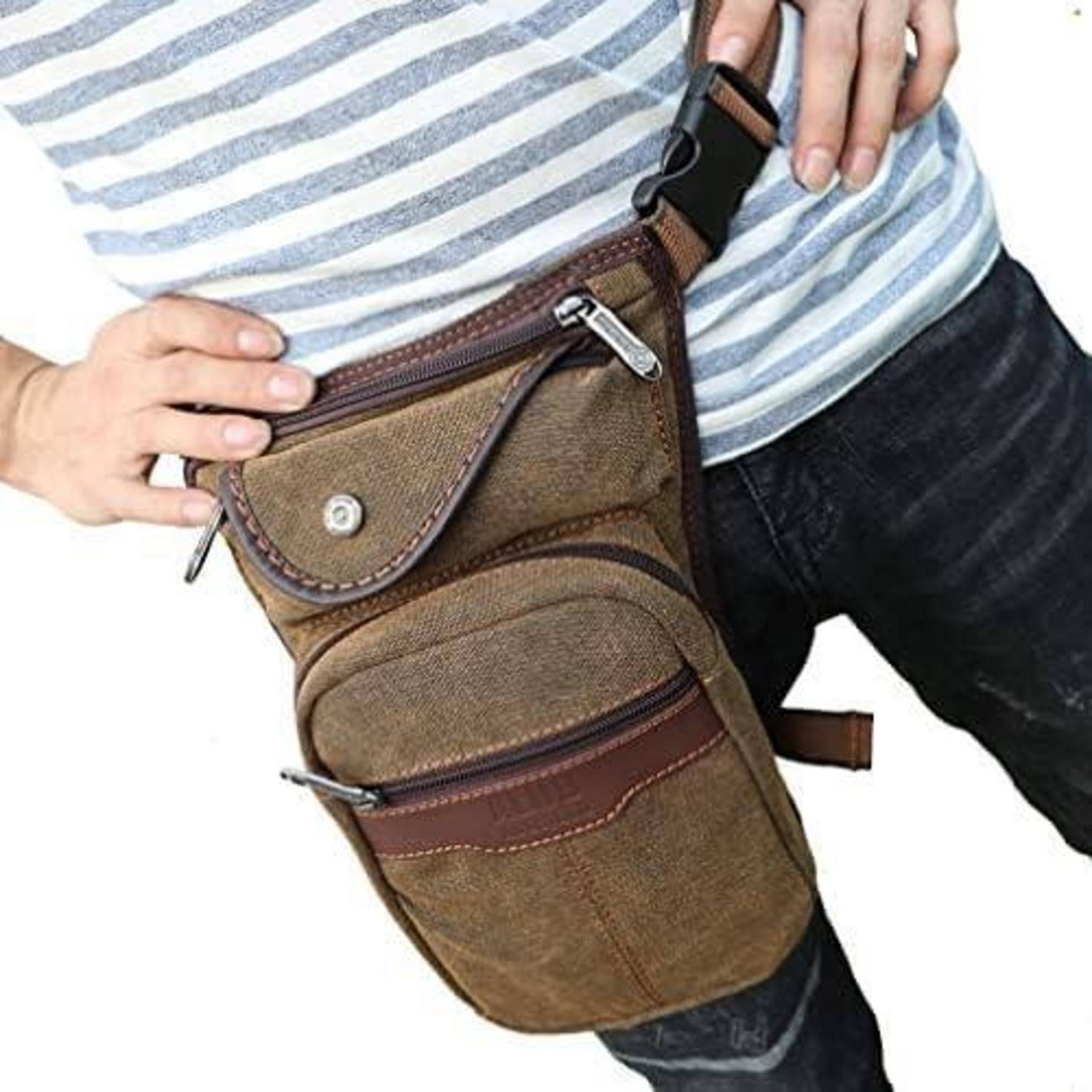 Person trägt eine braune Leinwand-Oberschenkeltasche mit Reißverschlusstaschen, um die Taille und das Bein verschnallt.