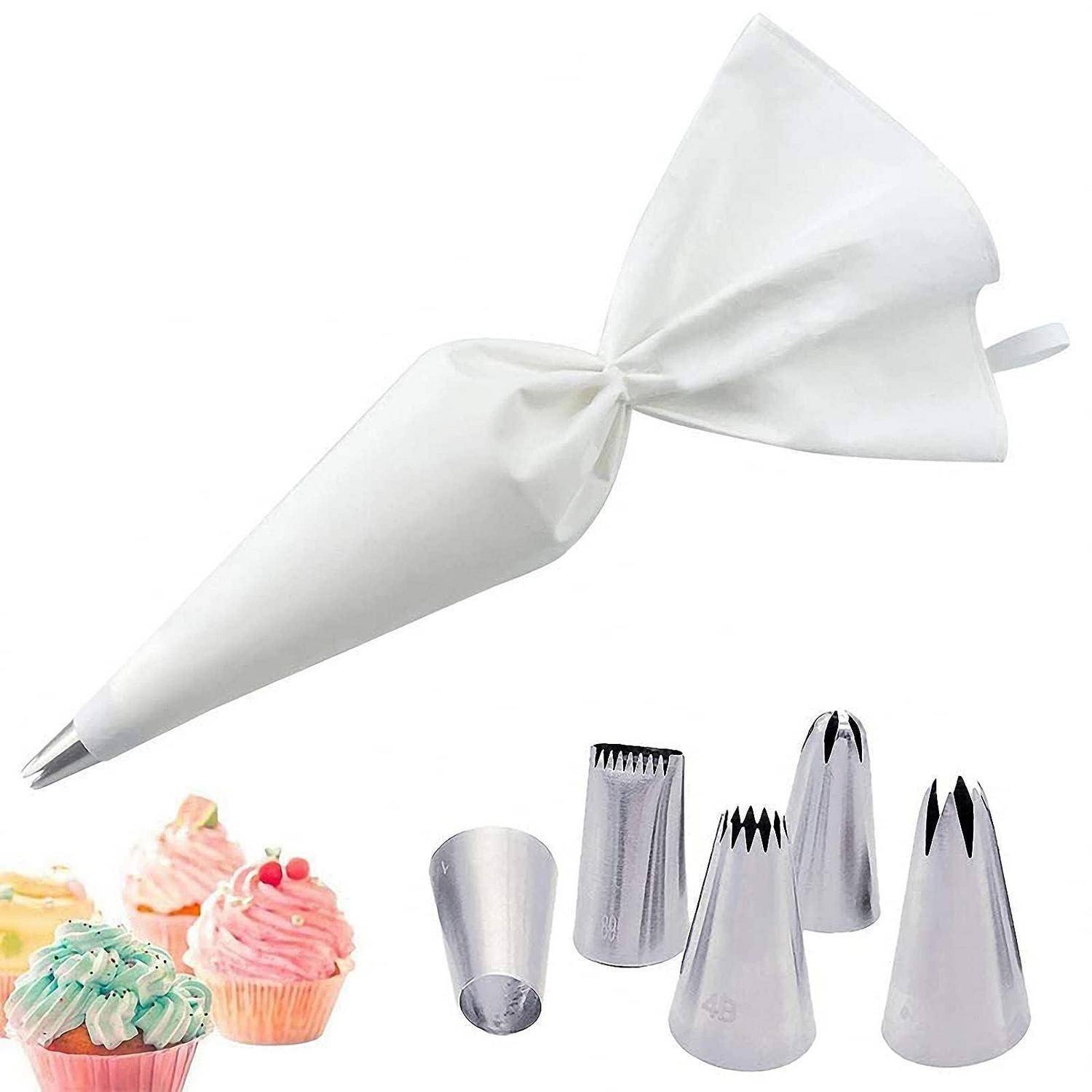 Eine Spritzbeutel gefüllt mit Zuckerguss und vier Metallverzierungsdüsen, die Tortenglasurzubehör und verschiedene Düsenformen zeigen.