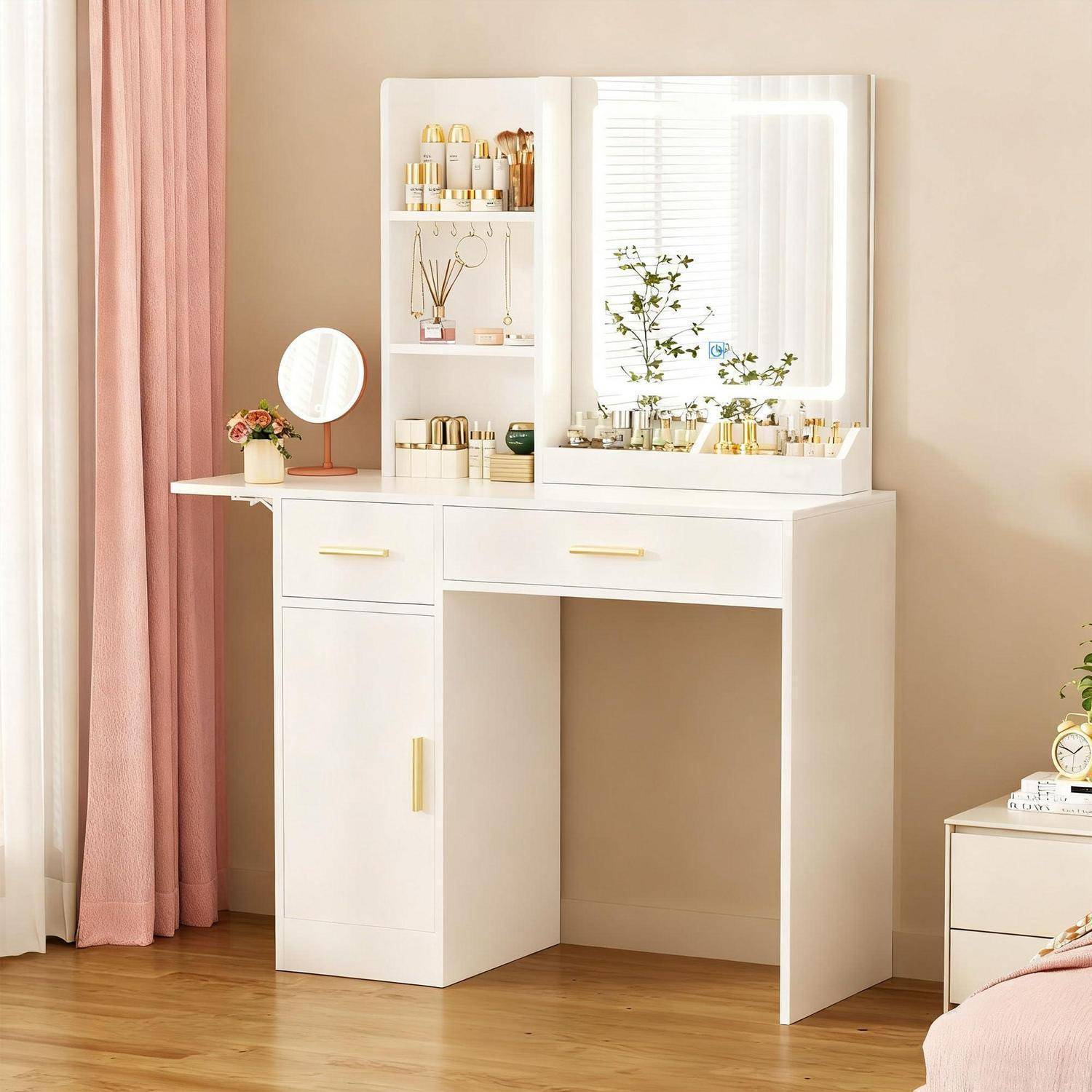 Weißer Frisiertisch mit Spiegel, Schubladen, Regalen und Kosmetika in einem hellen Schlafzimmer neben rosa Vorhängen und Holzfußboden.