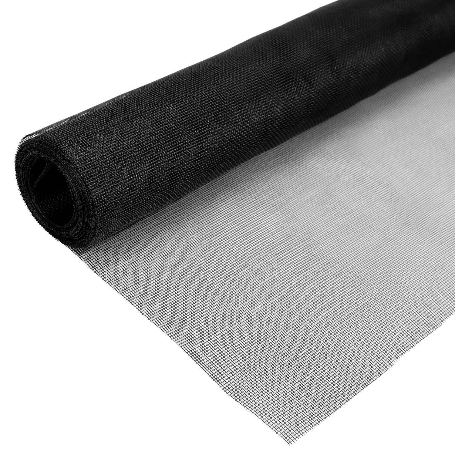Aufgerolltes schwarzes Mesh-Bildschirmmaterial auf weißem Hintergrund, teilweise aufgerollt, um das feine Geflecht zu zeigen.