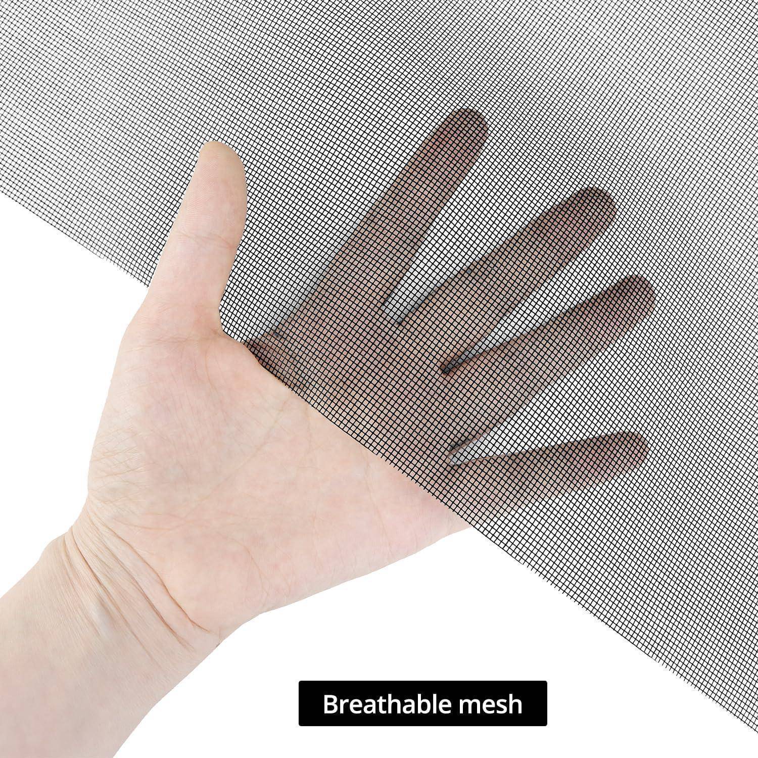 Nahaufnahme einer Hand hinter einem feinen Maschengewebe, das die Sichtbarkeit durch 