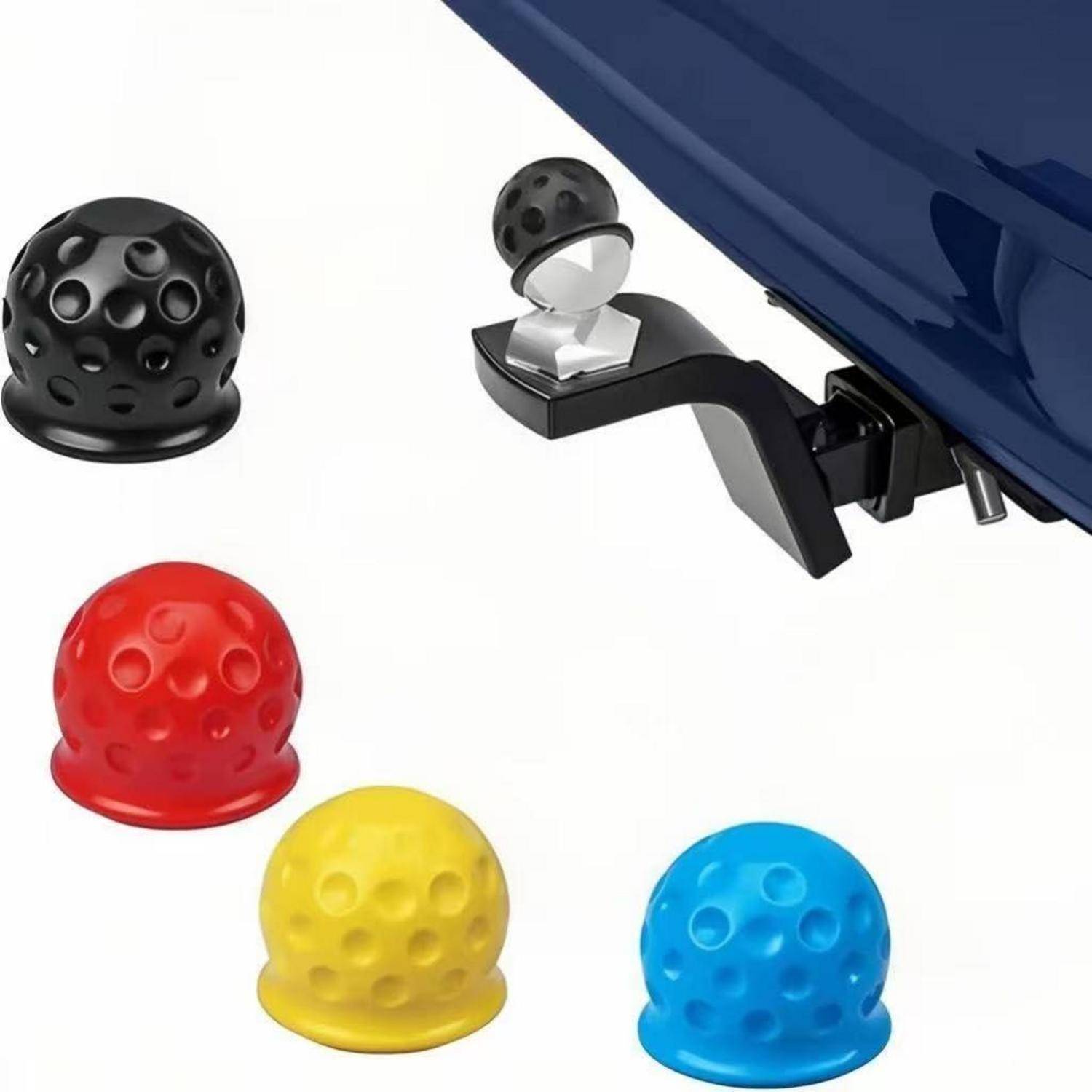 Bunte, mit Dellen versehene Anhängerkupplungsabdeckungen, einschließlich einer montierten schwarzen Abdeckung an einer blauen Fahrzeugkupplung und drei lose Abdeckungen in Schwarz, Rot, Gelb und Blau.