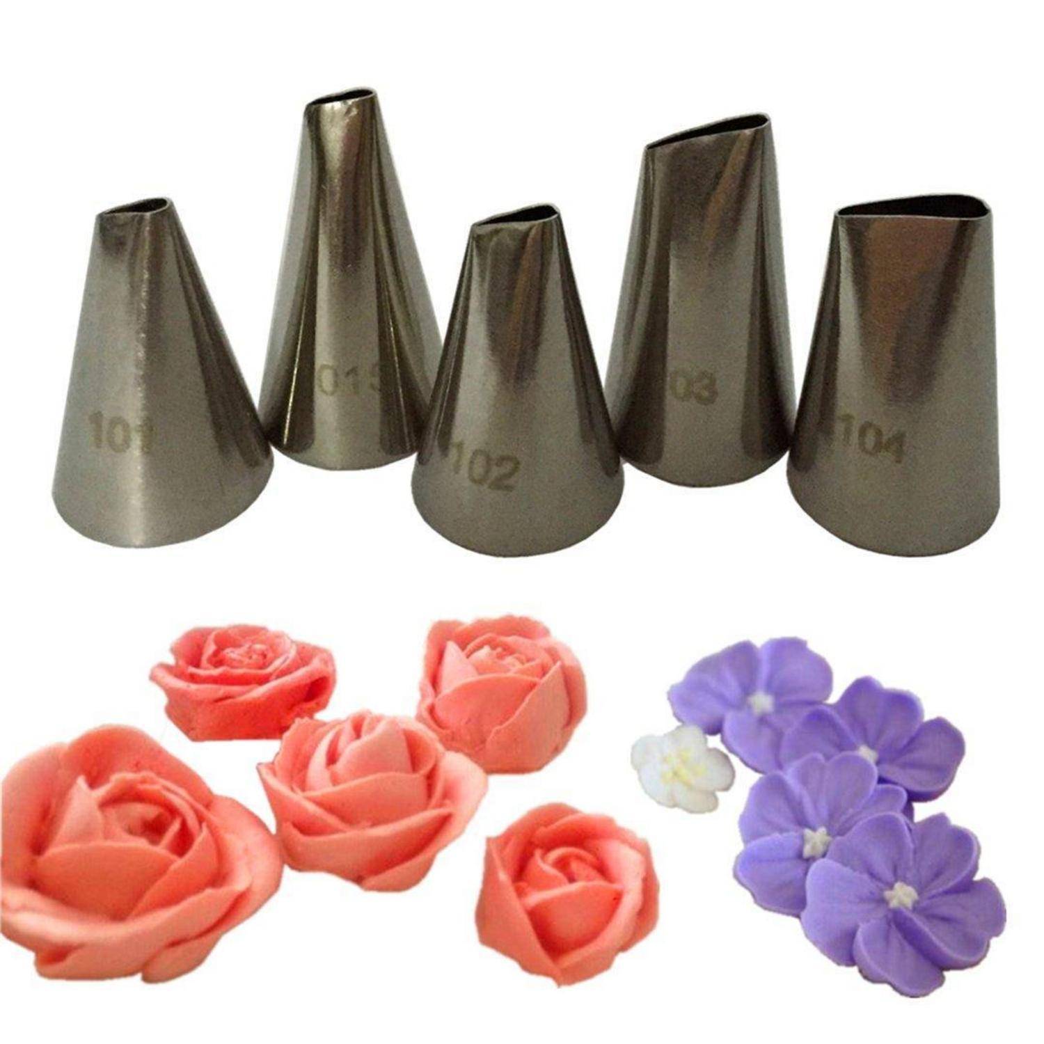Satz von fünf Metallspritzschläuchen oben: Beispiele für gespritzte Blumen: Korallenrosen und violette Blüten, die zeigen, welche Dekorationsmuster sie erzeugen.