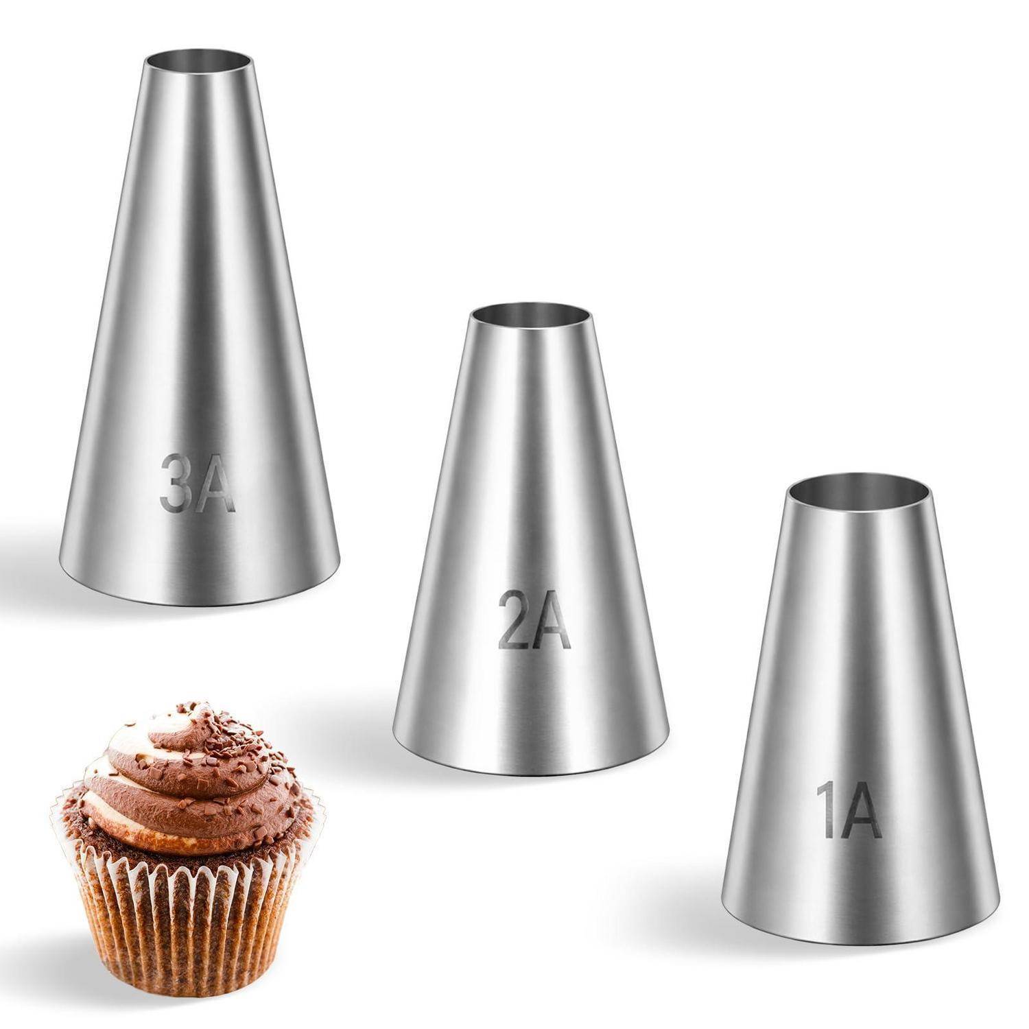Drei Metall-Spritzbeutel-Tüllen mit den Bezeichnungen 3A, 2A und 1A über einem gefrosteten Cupcake.