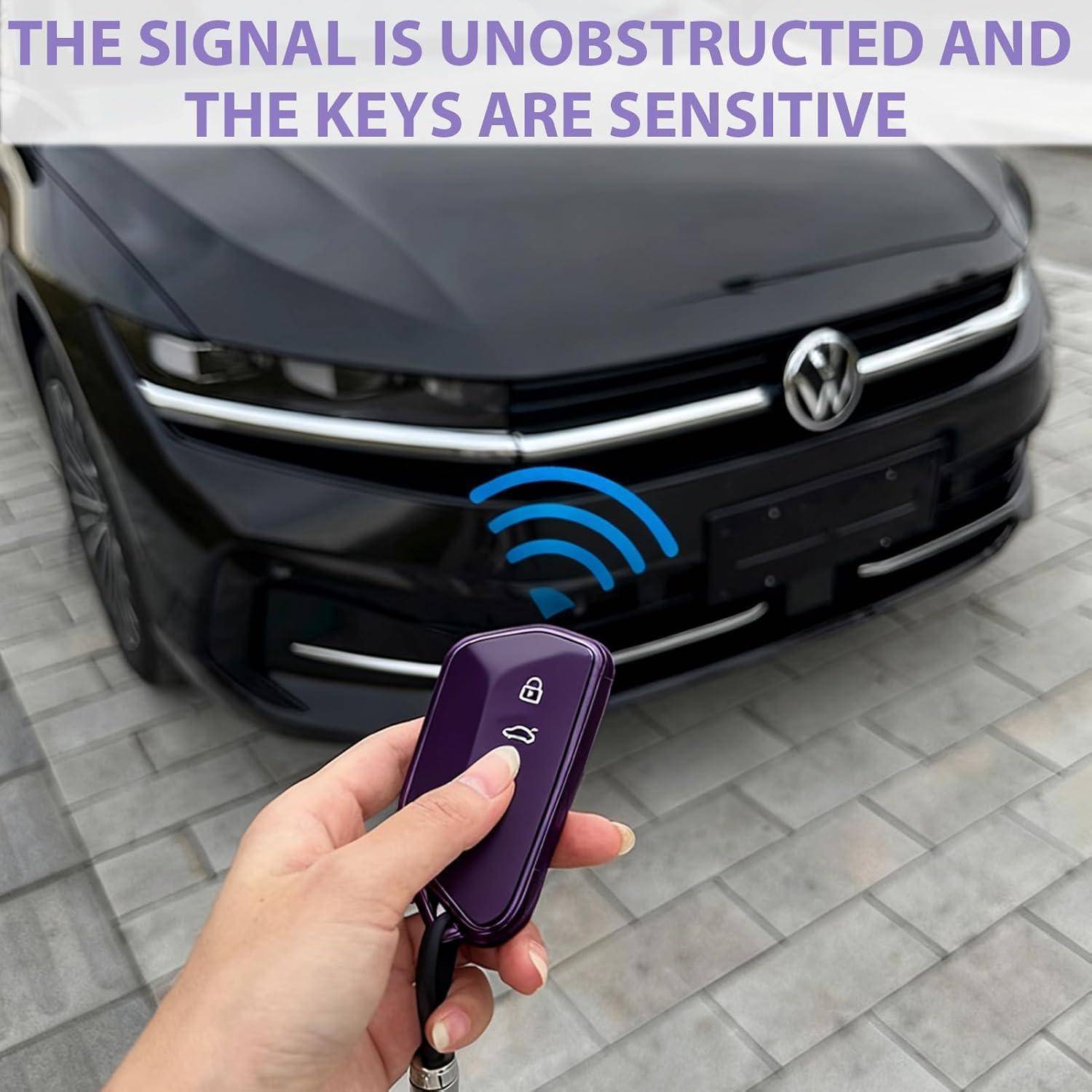 Eine Hand hält eine Autoschlüsselfernbedienung auf einen Volkswagen, mit einem drahtlosen Signalsymbol, das anzeigt, dass das Autoschlüsselsignal ungehindert und empfindlich ist.