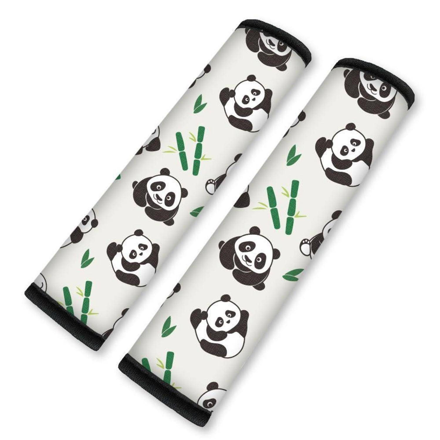 Paar weiße Sicherheitsgurtüberzüge mit sich wiederholendem Panda- und Bambusdruck, mit schwarzer Einfassung, auf einfachem Hintergrund gezeigt.