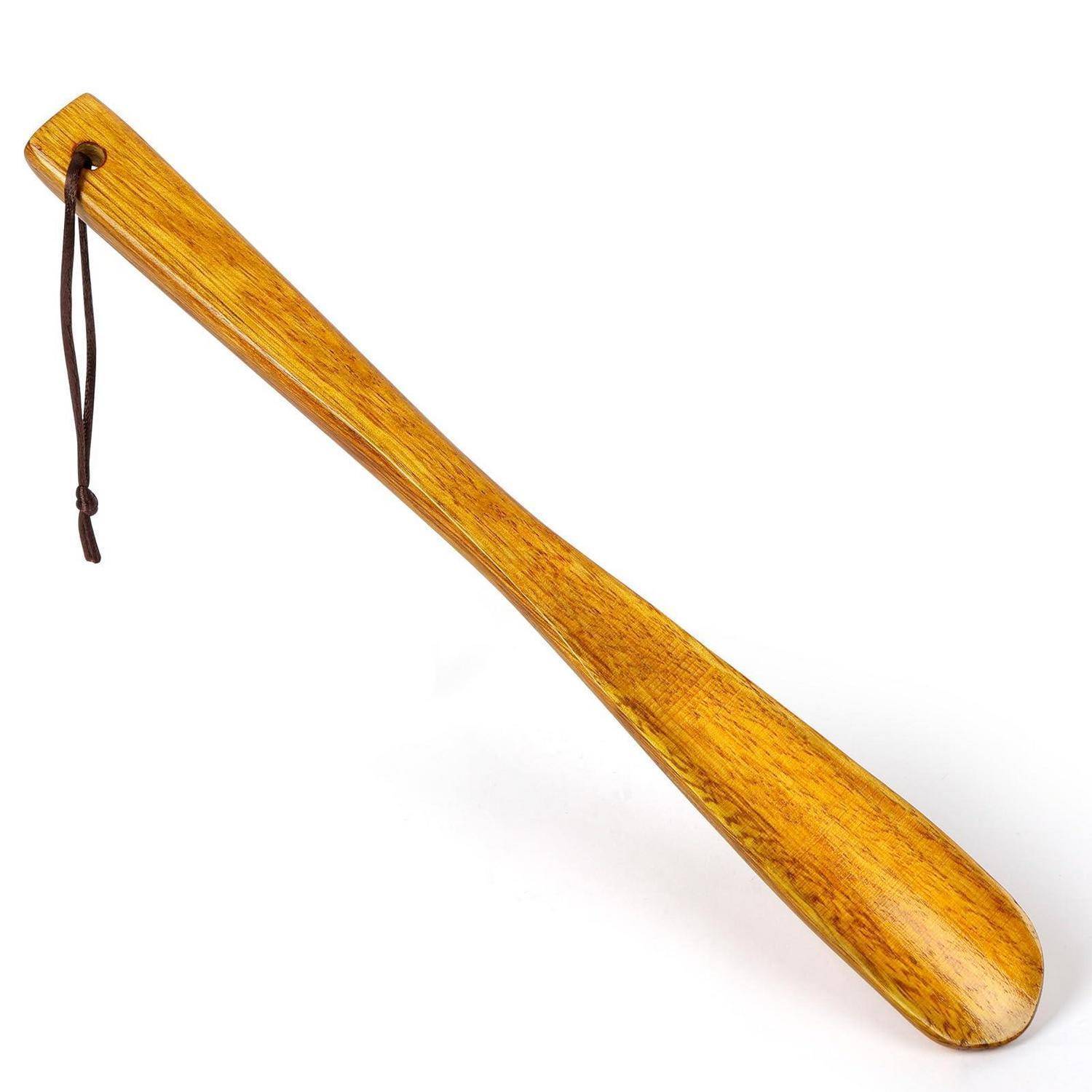 Schuhanzieher aus Holz mit einer Aufhängungsschnur, dargestellt auf weißem Hintergrund.