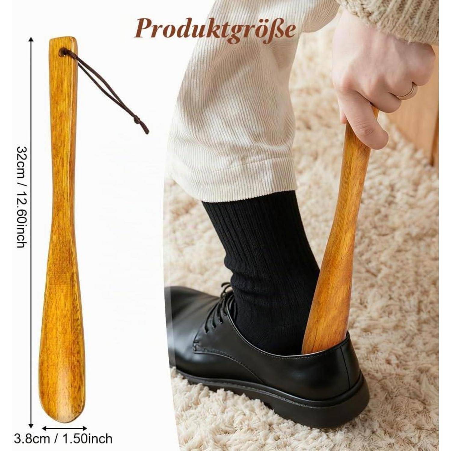 Holzschuhlöffel, 32 cm lang und 3,8 cm breit, gezeigt neben einer Person, die ihn benutzt, um einen schwarzen Schuh anzuziehen; das Etikett sagt „Produktgröße