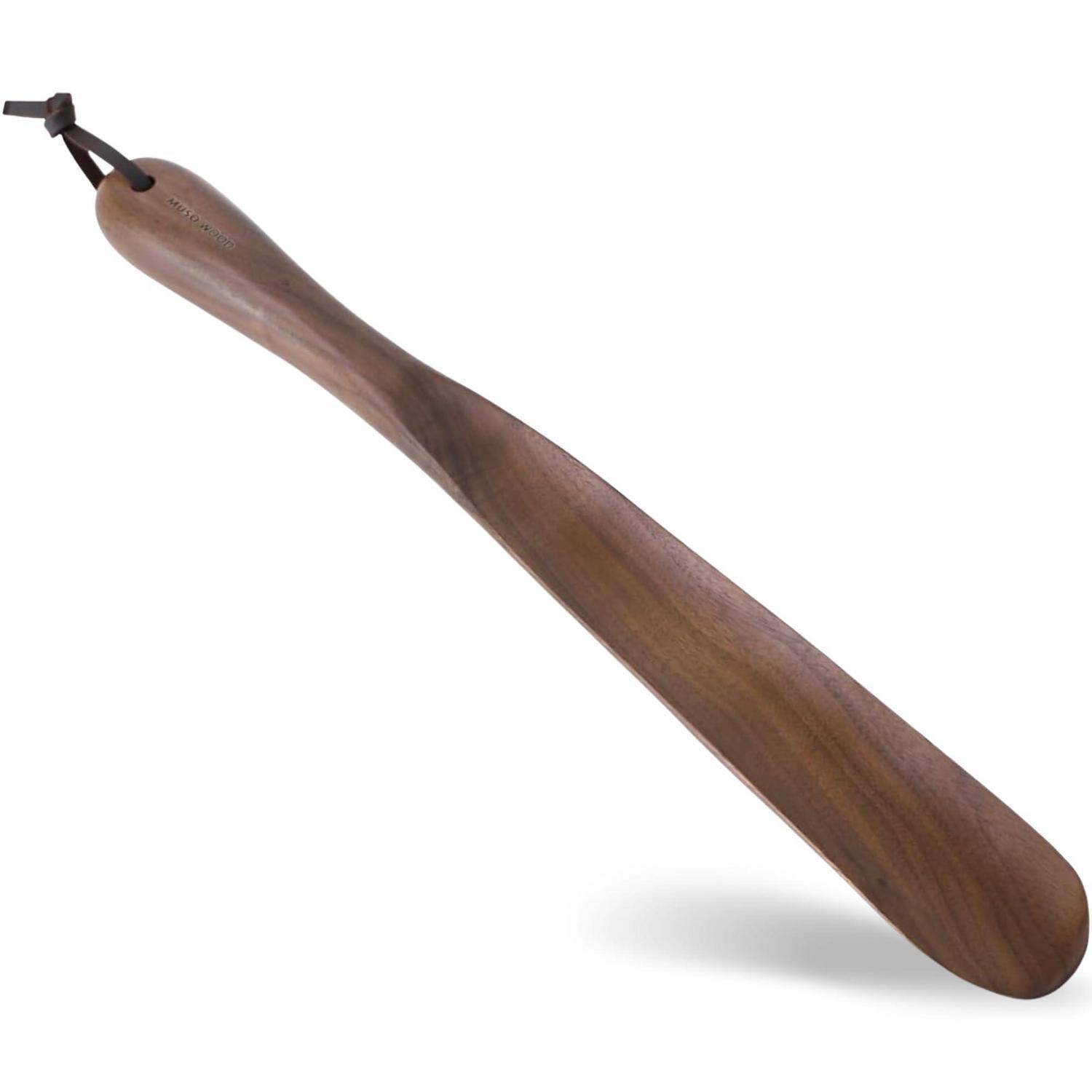 Holzschuhanzieher mit gebogenem Griff und Metallaufhängeschleife, gezeigt auf weißem Hintergrund.