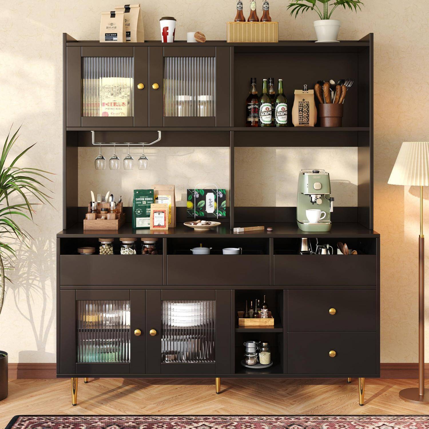 Dunkler Holz-Kaffeebar-Schrank mit Glastüren und Regalen, die Tassen, Flaschen, Utensilien und eine mintgrüne Espressomaschine in einem Wohnzimmer enthält.