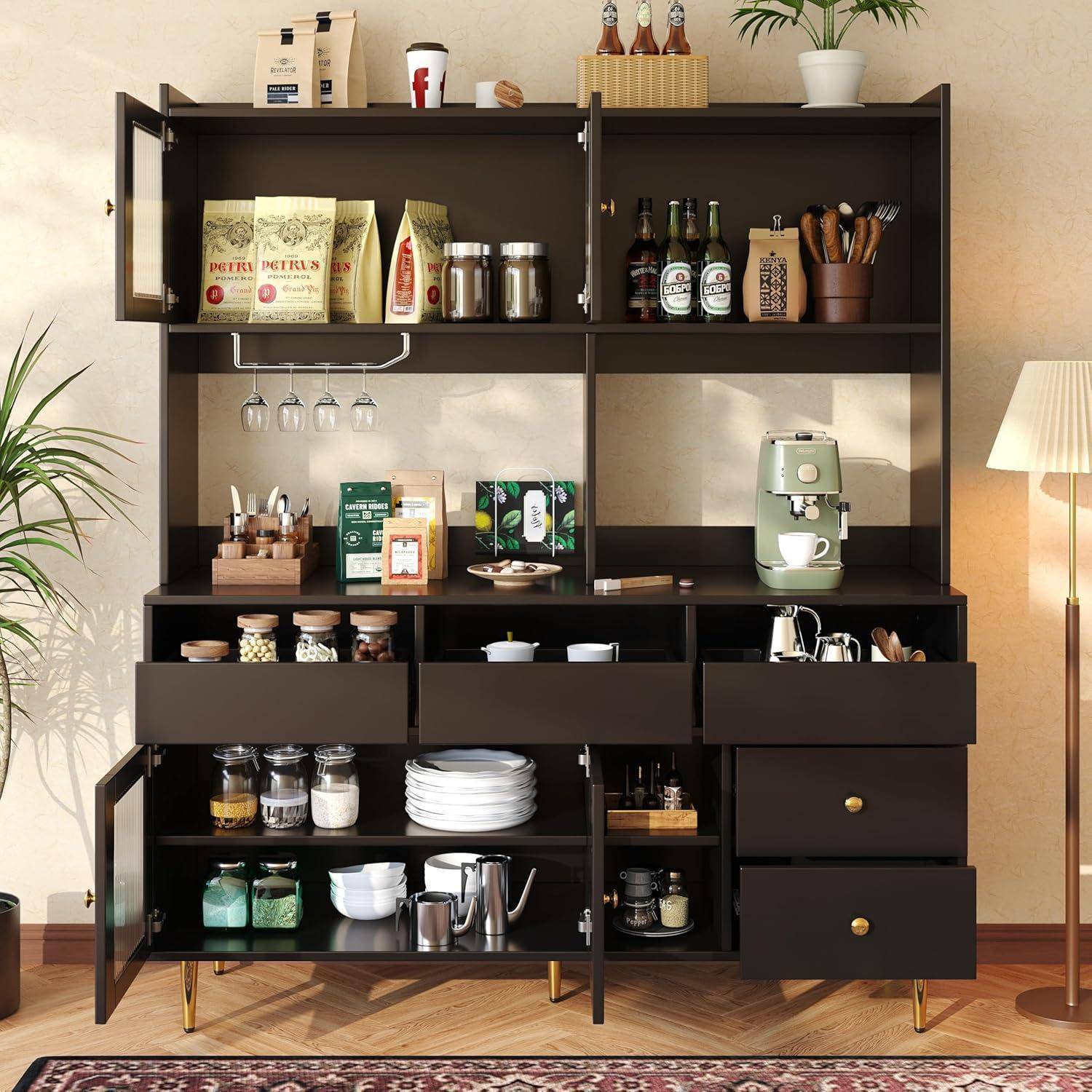 Ein stilvolles Kaffeestations-Schrank mit offenen Regalen, Bechern, Gläsern, Snacks, Flaschen, einer grünen Espressomaschine und Schubladen in einem warmen Wohnzimmer.
