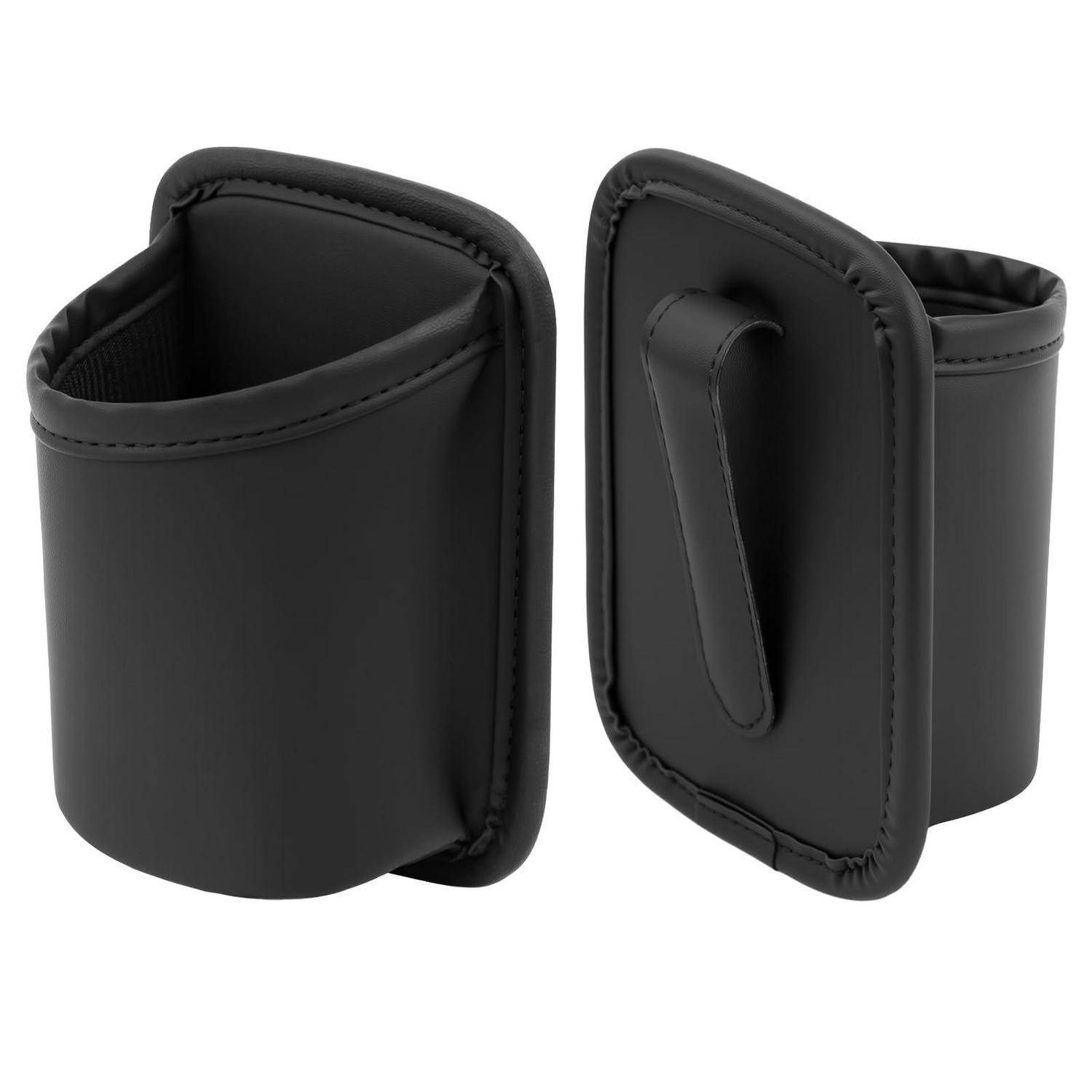Schwarze Ledergetränkehaltertasche, von zwei Winkeln gezeigt, mit gepolsterter Öffnung und Clip-on-Rückseite zum Befestigen an einem Stuhl oder Kinderwagen.