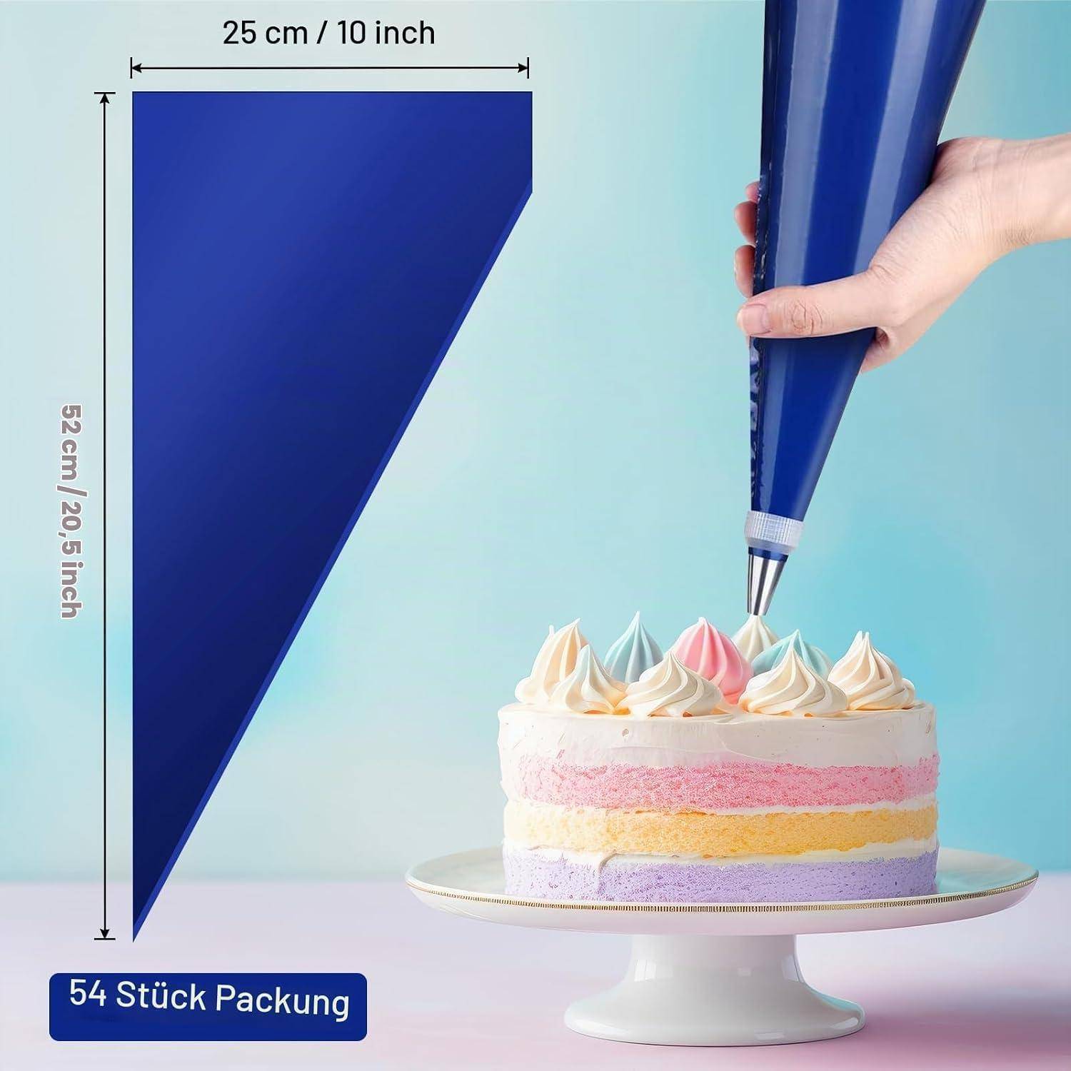 Blauer Spritzbeutel-Set, Größe 25 cm x 52 cm mit '54er Packung'; eine Hand verziert eine mehrstöckige Torte mit Zuckerguss auf einem Ständer.