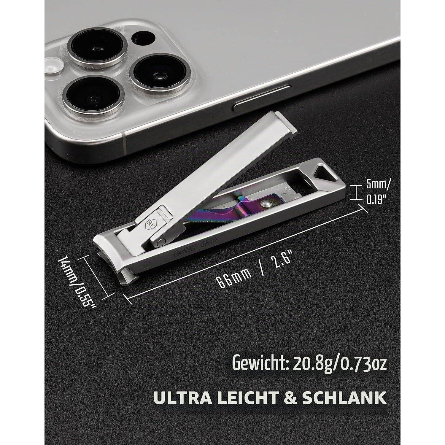 Kompakter silberner Nagelknipser neben einem Telefon gezeigt, gekennzeichnet als 66 mm lang, 14 mm breit, 5 mm dick und 20,8 g; Text besagt „ULTRA LEICHT & SCHLANK