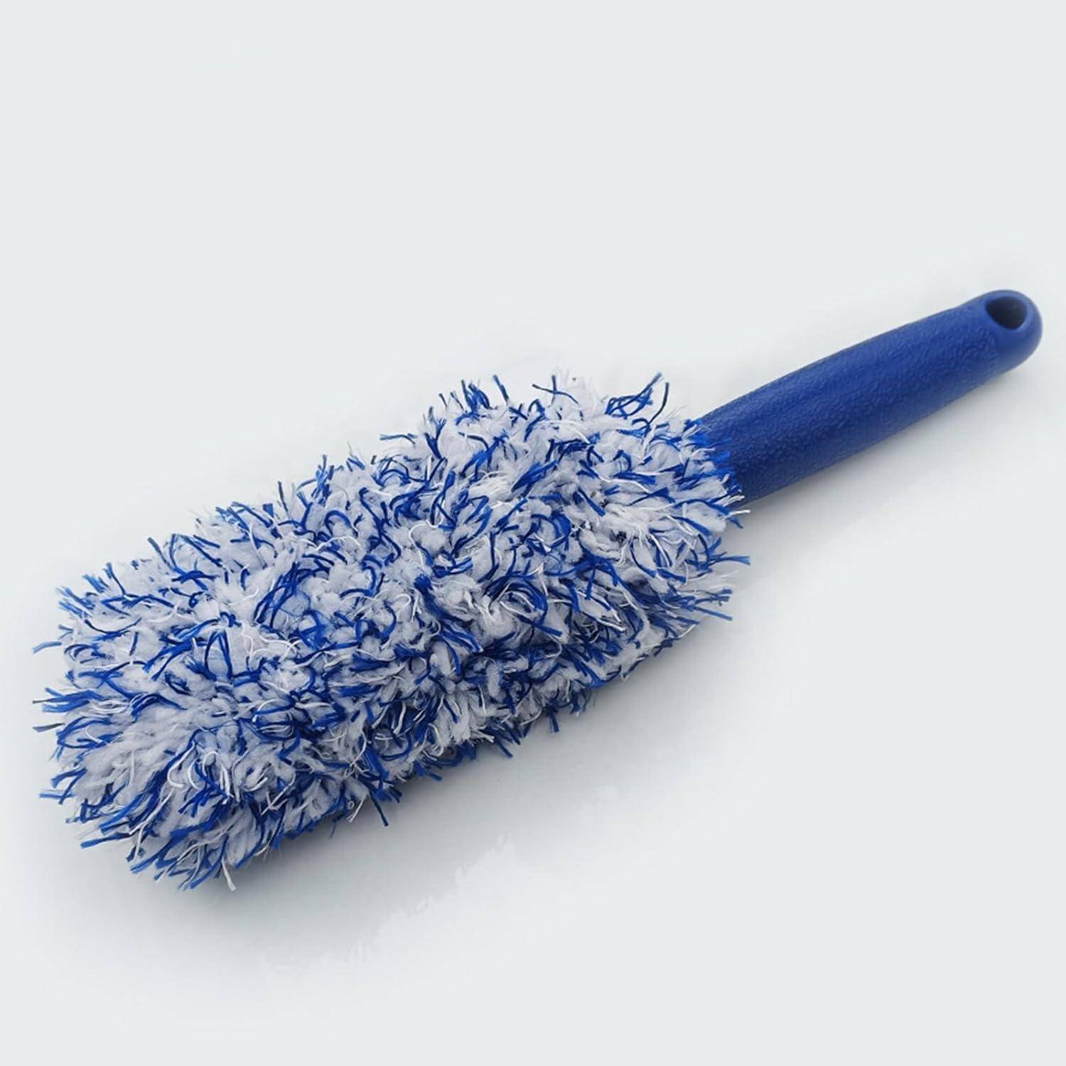Blau-weißer Mikrofaser-Staubwedel mit blauem Griff auf einfachem weißem Hintergrund.