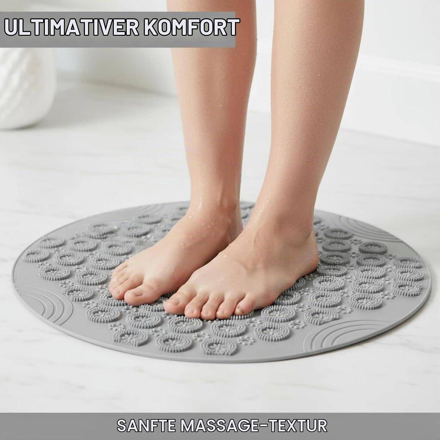 Füße stehen auf einer runden grauen strukturierten Matte mit Massageknospen; Text lautet „ULTIMATIVER KOMFORT