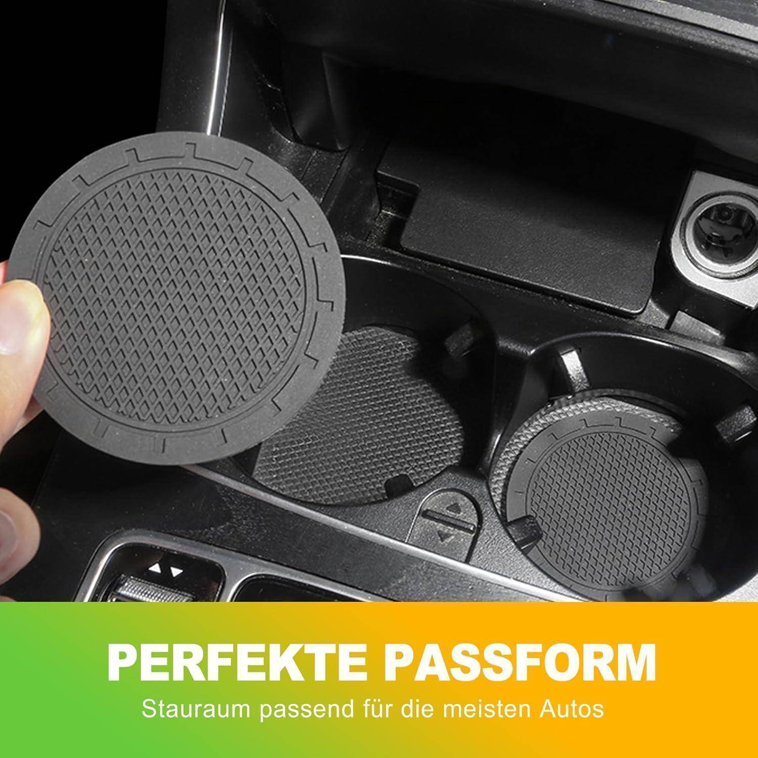 Nahaufnahme eines Autokonsolen-Aufbewahrungsfachs mit runden Gummieinsätzen, einer davon wird von einer Hand gehalten; deutscher Text sagt 'PERFEKTE PASSFORM' und 'Stauraum passend für die meisten Autos'.