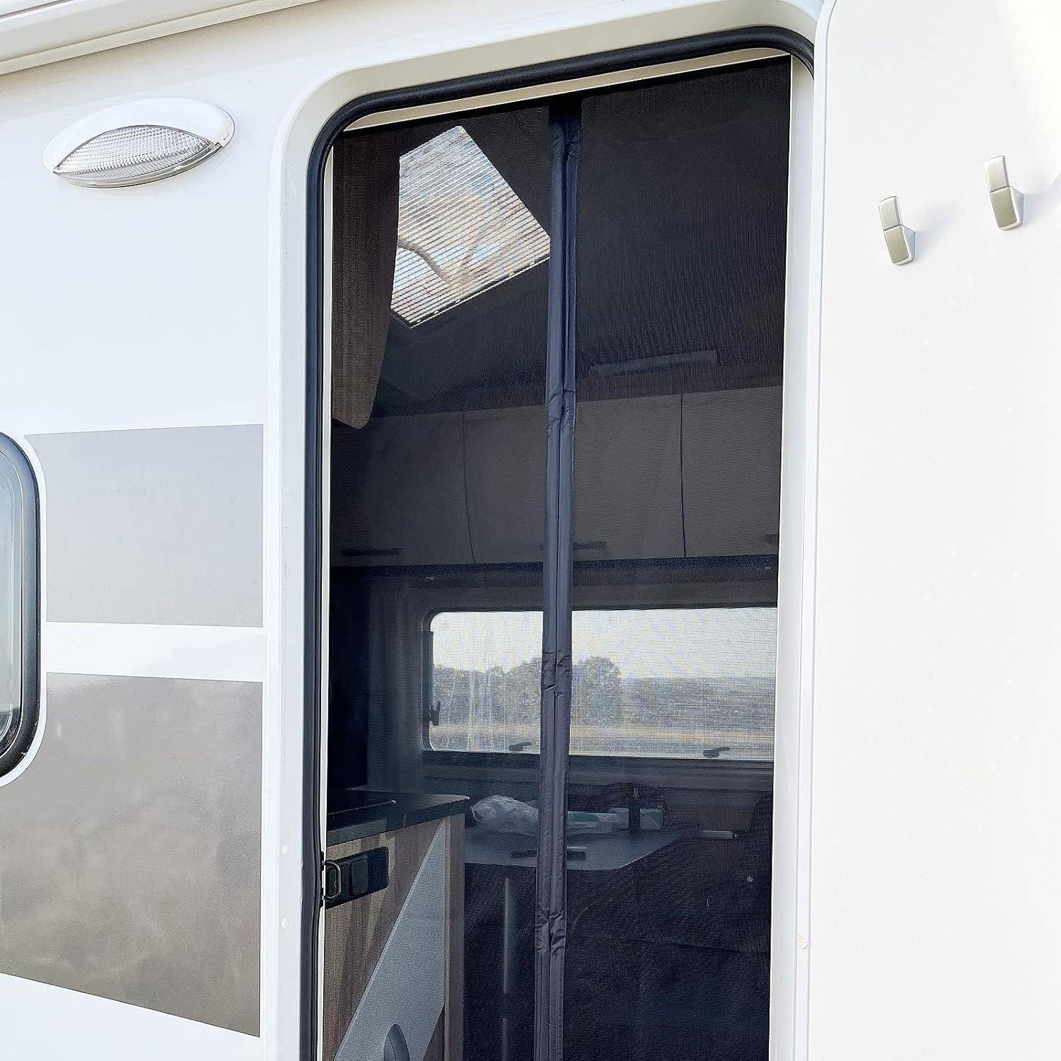 Nahaufnahme eines Wohnwagen-Eingangs mit Fliegengittertür, weißer Außenseite und einem kleinen Fenster, das die Außenwelt widerspiegelt.