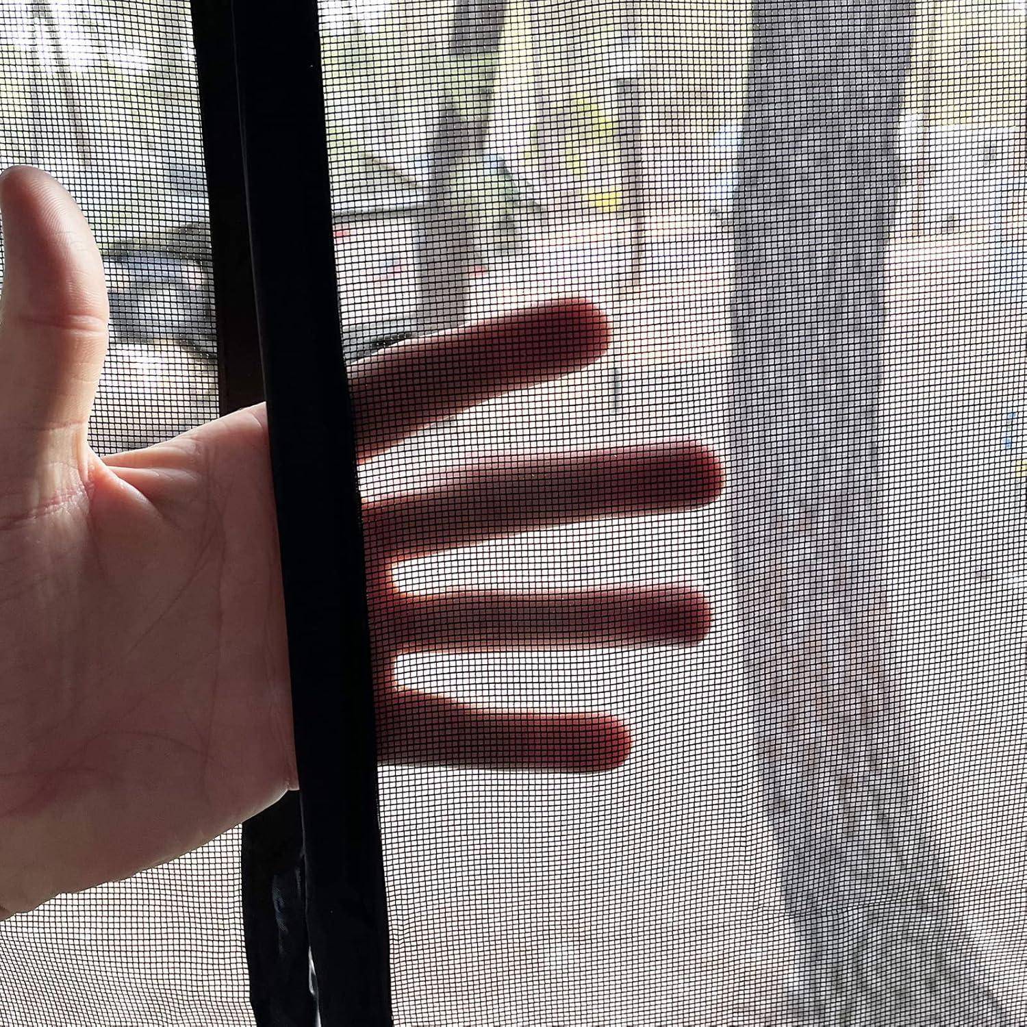 Hand an ein Fenstersieb gepresst, mit sichtbaren Fingern durch das Gittergewebe im hellen Tageslicht.