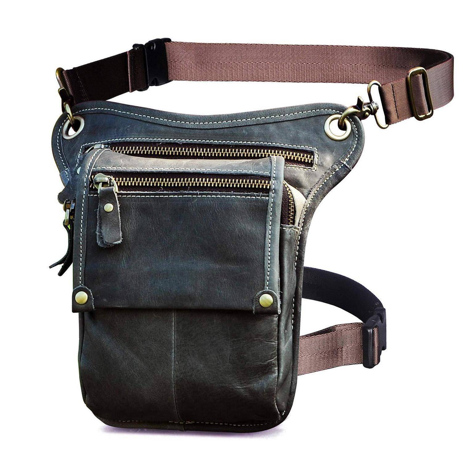 Schwarze Ledertasche zum Umhängen mit Beinbefestigung, verstellbaren Riemen und mehreren Reißverschlusstaschen auf weißem Hintergrund.