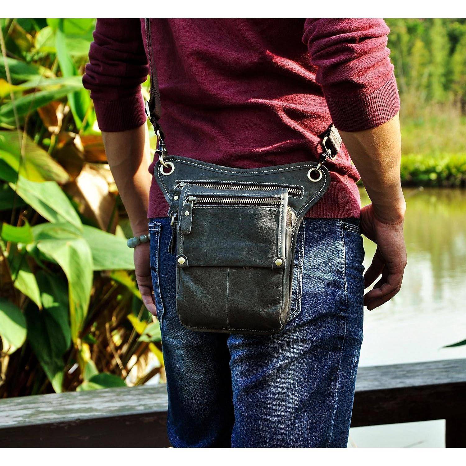 Person von hinten gesehen, trägt Jeans und ein kastanienbraunes Hemd, mit einer schwarzen Lederhüft-/Gürteltasche an einem Fluss- oder Gartengelände.