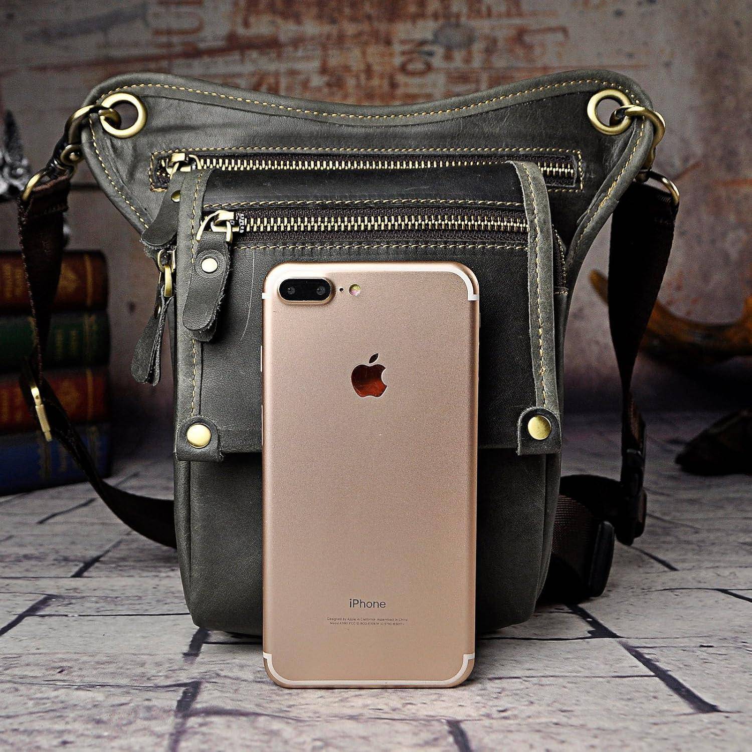 Ein Gold-iPhone, das vor einer grauen Lederschultertasche mit Messingbeschlägen und einer vorderen Reißverschlusstasche steht.