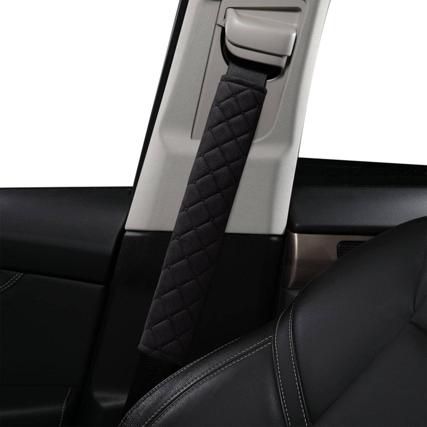 Gestepptes schwarzes Sicherheitsgurt-Schulterkissen an einer vorderen Säule eines Autos neben einem schwarzen Ledersitz.