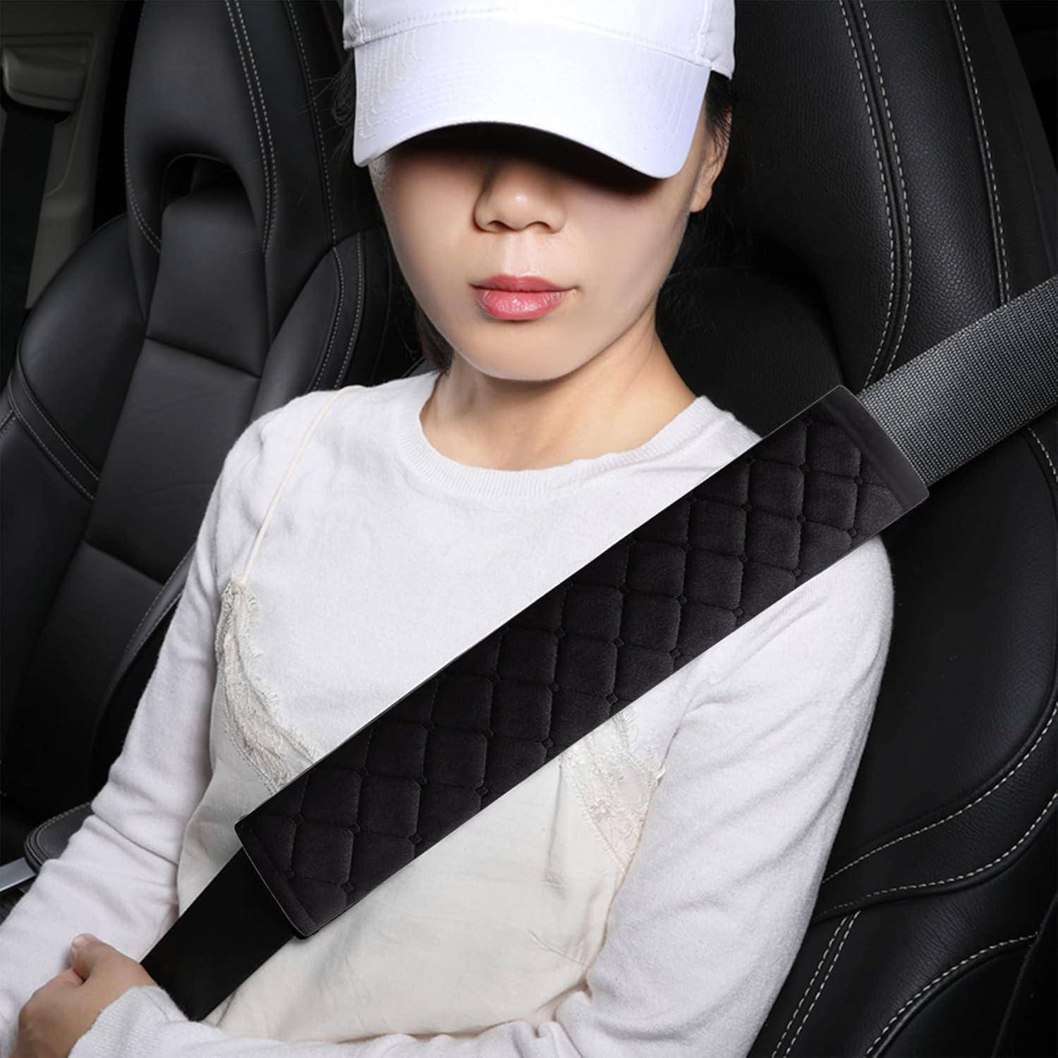 Frau, die in einem Auto sitzt, trägt eine weiße Kappe und ein weißes Hemd, gesichert mit einem Sicherheitsgurt über ihrer Brust.