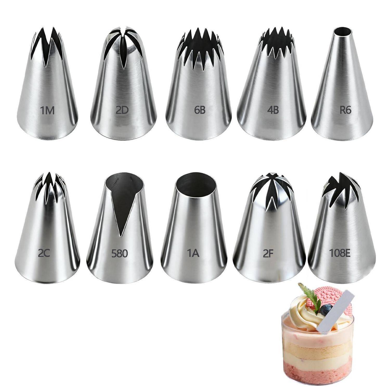 Satz von Metall-Spritzbeuteltüllen mit den Bezeichnungen 1M, 2D, 6B, 4B, R6, 2C, 580, 1A, 2F und 108E, mit einem verzierten Dessert als Beispiel für ihre Verwendung.