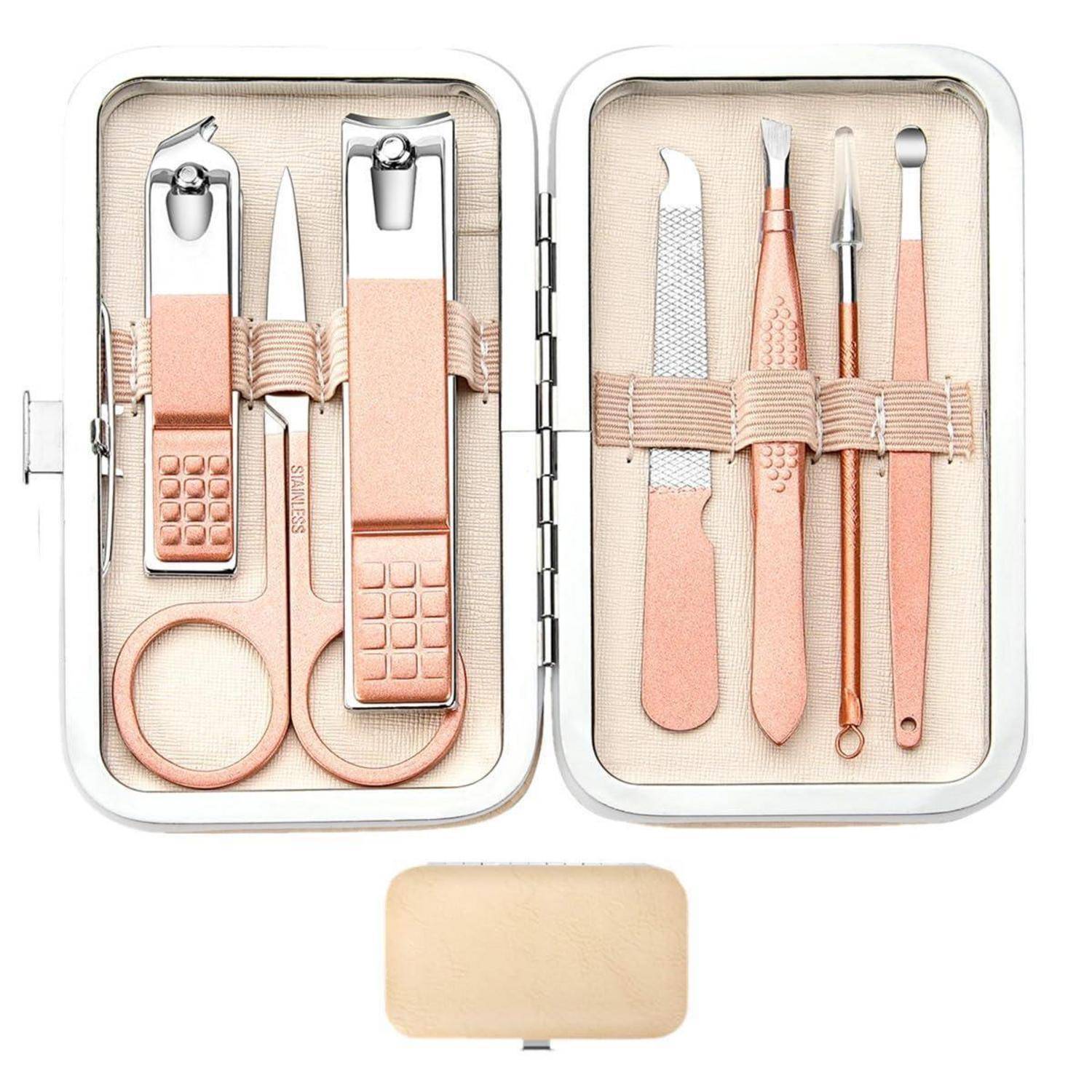 Offenes Maniküre-Set in einem Etui, das Nagelknipser, Schere, Pinzette, Feile und Nagelhaut-Werkzeuge in Roségold und Beige zeigt.