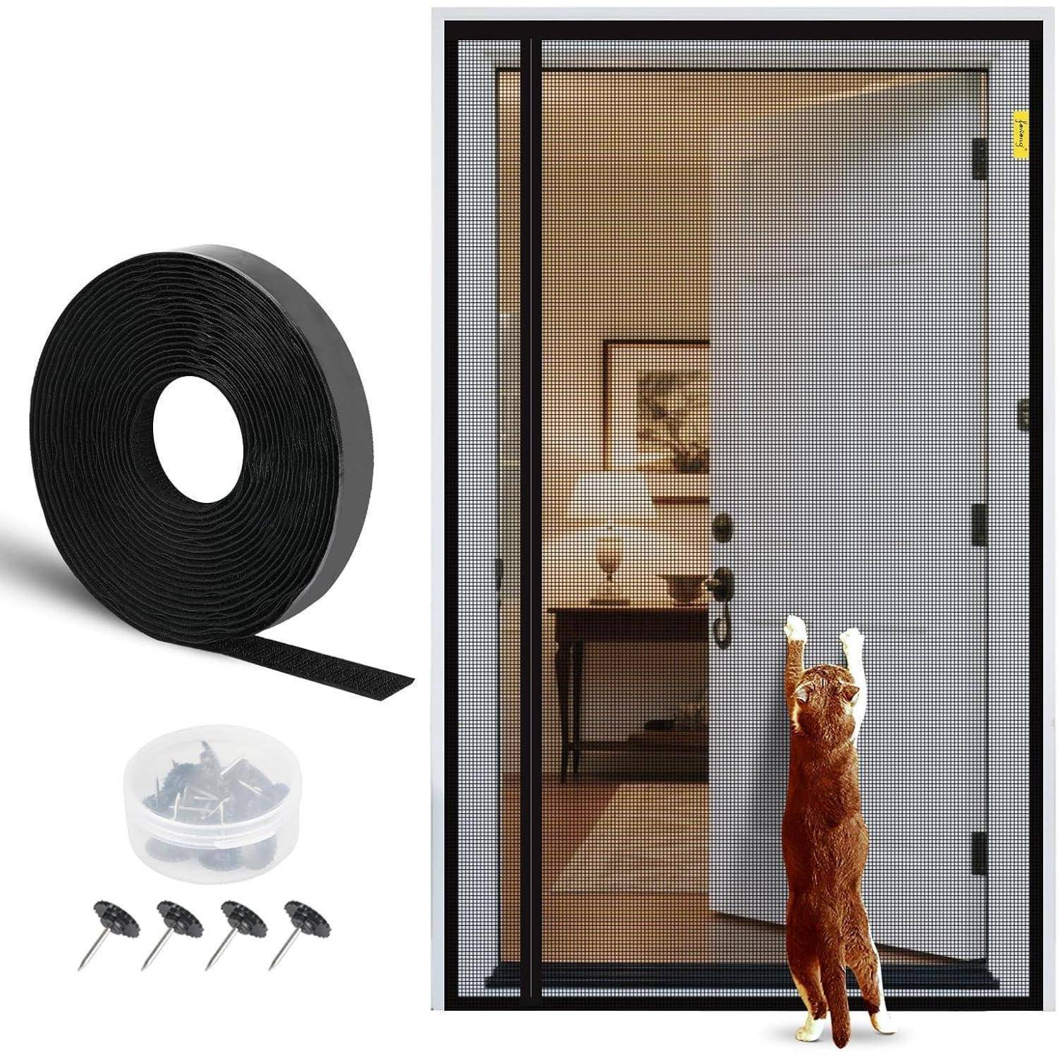 Magnetisches Fliegengitter-Türset mit Rolle Klebeband, Aufbewahrungsbox und Reißnägeln; angebrachtes Gitter in einer Türöffnung mit einer Katze, die hindurchdrängt.